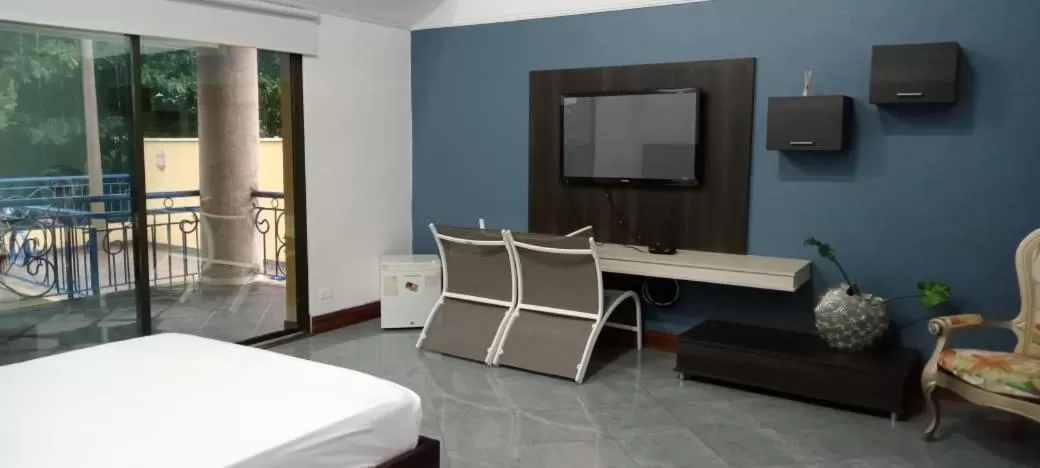 Bed, TV/Entertainment Center in Porto Bello Hotel Boutique