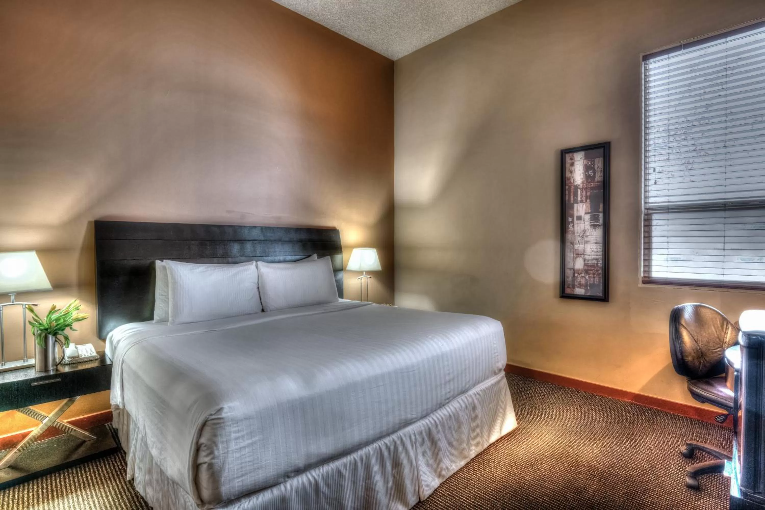 Bed in Podollan Inn & Spa - Grande Prairie