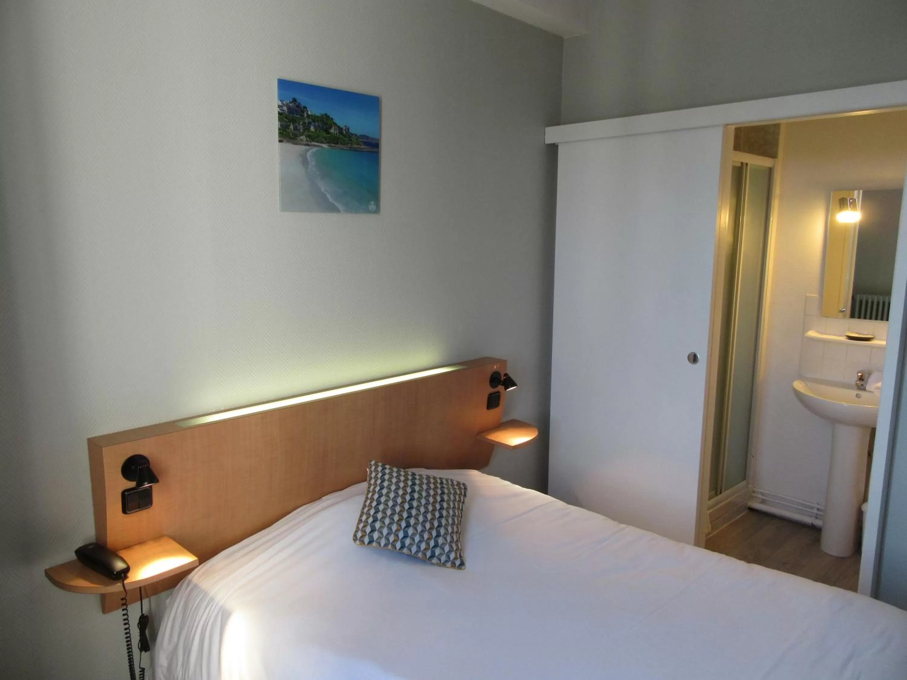 Bed in Hotel de France