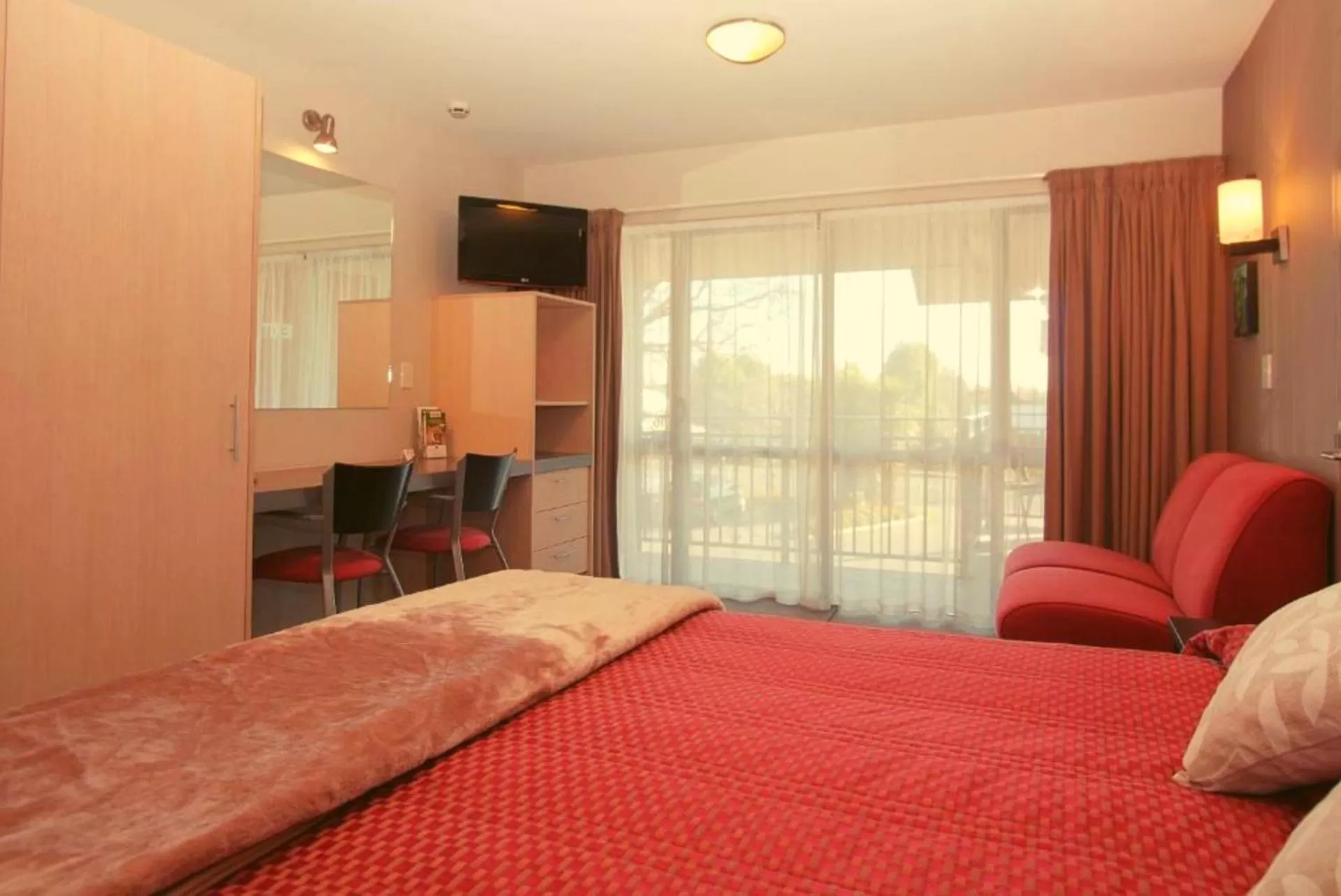 Bed in Cranford Oak Motel