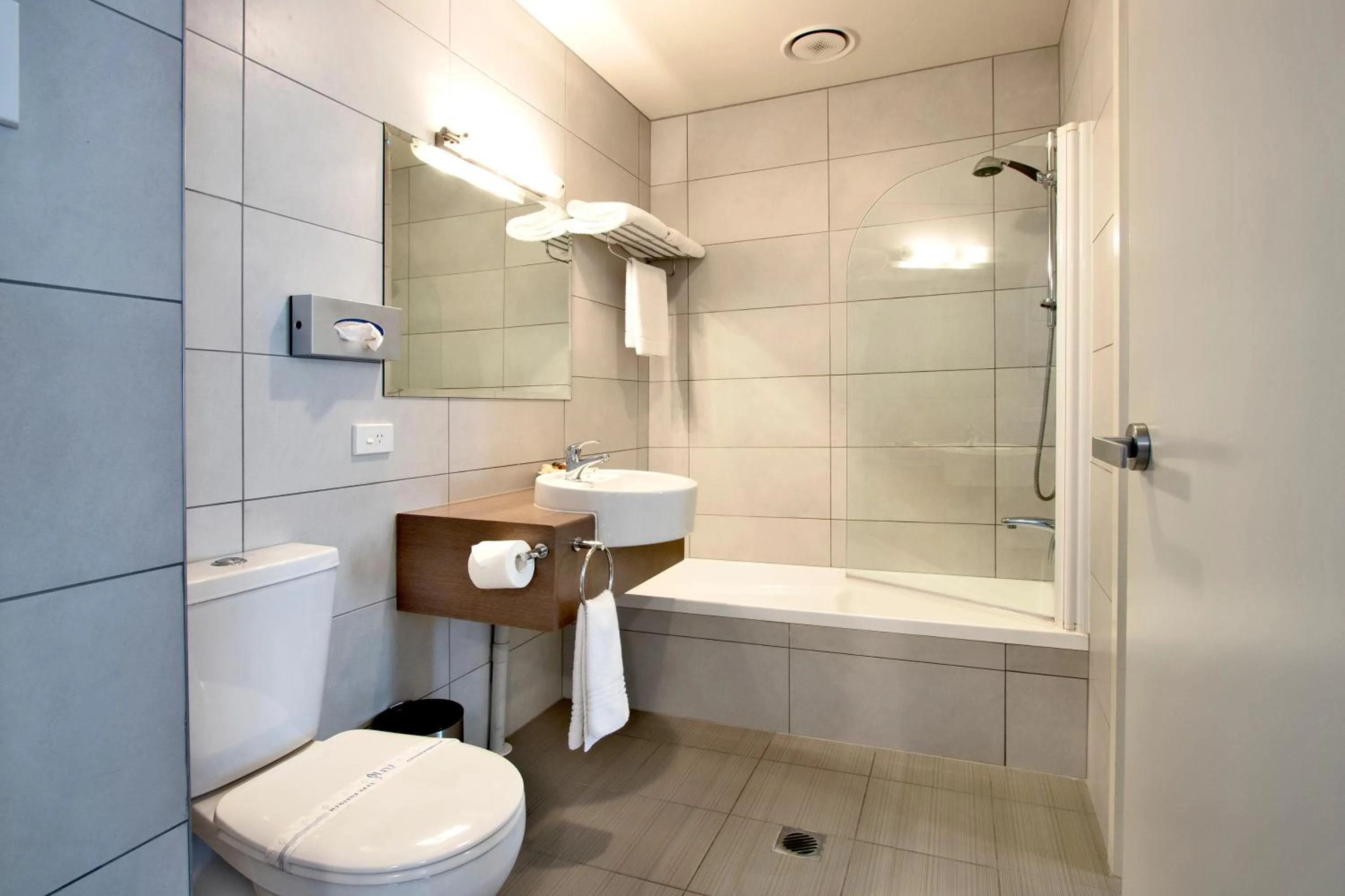 Bath in Amethyst Court Motor Lodge