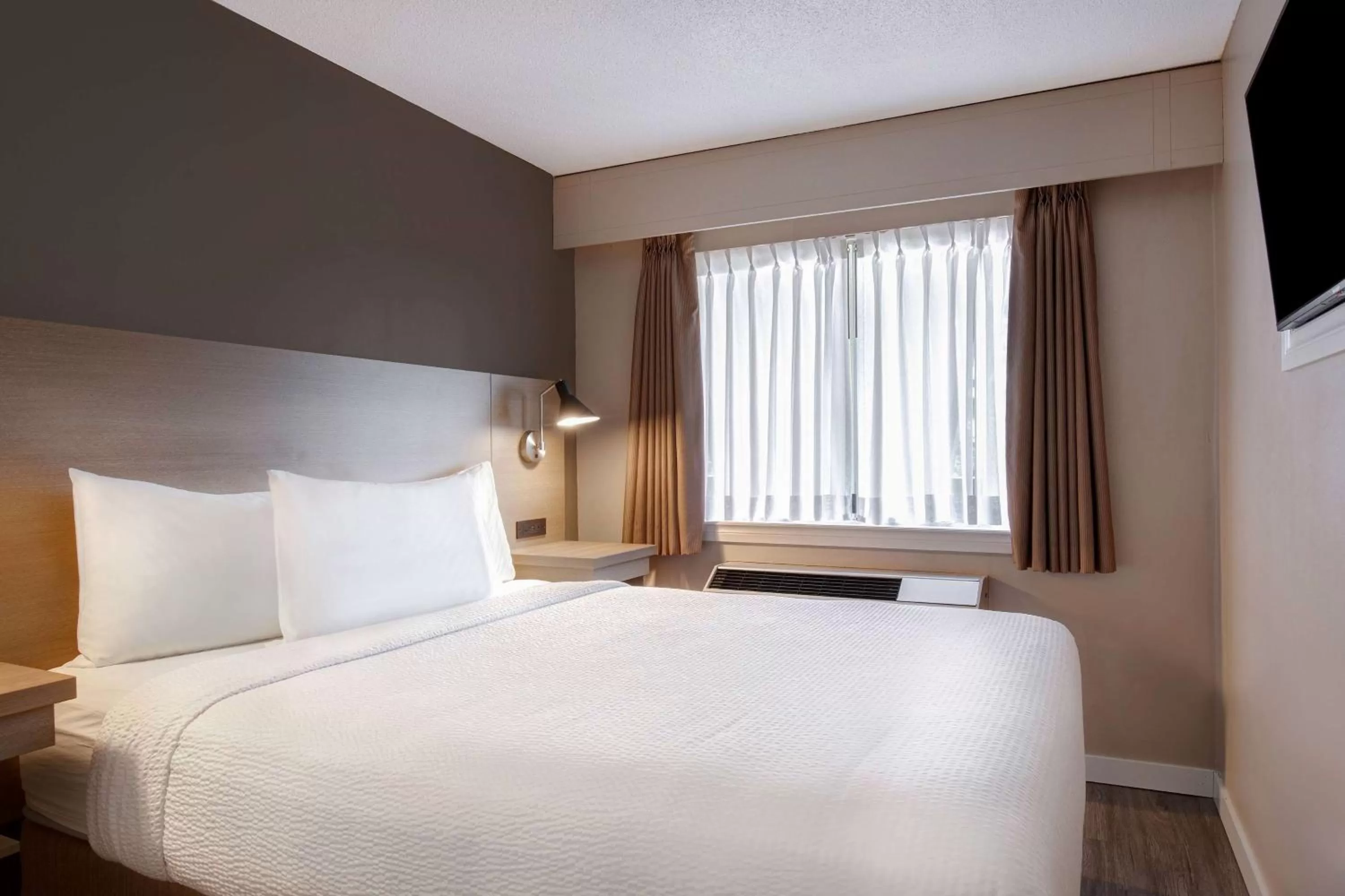 Photo of the whole room, Bed in Days Inn by Wyndham Victoria Uptown
