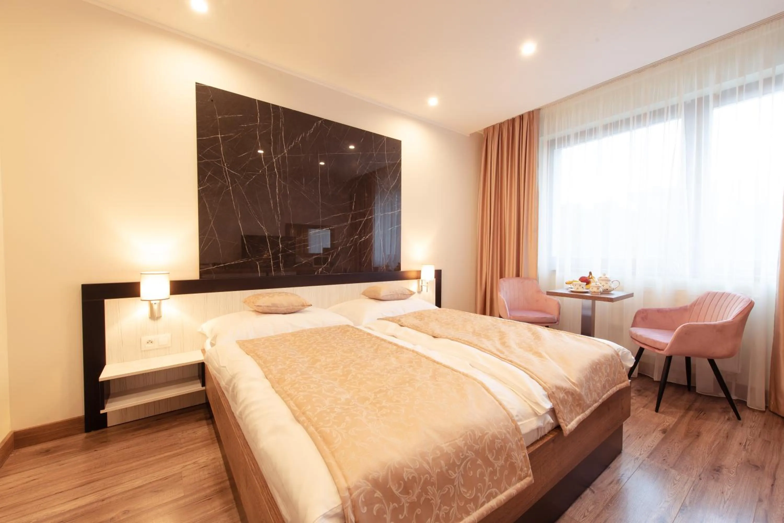 Property building, Bed in Hotel Viktor