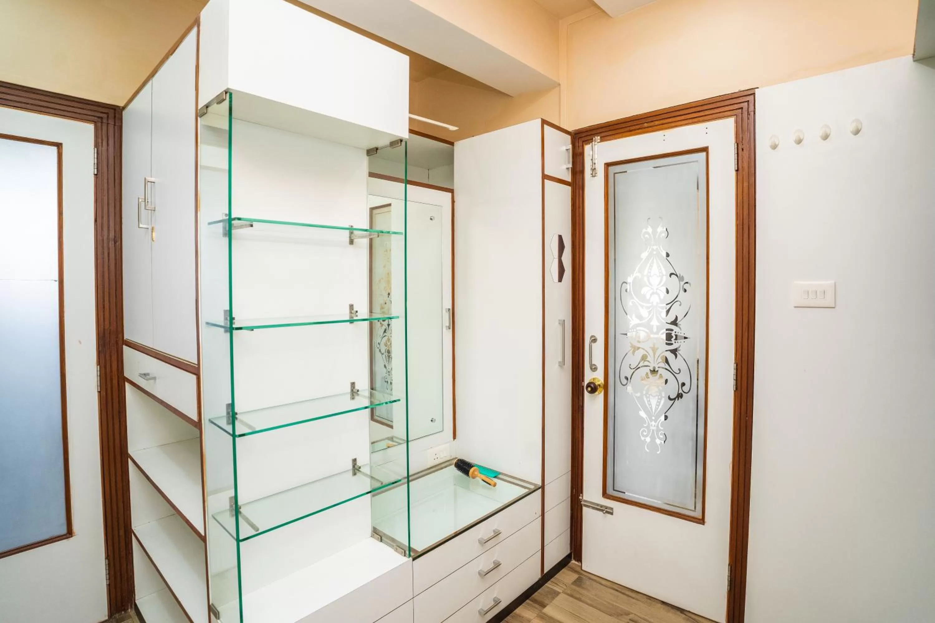 wardrobe, Bathroom in East Land Bed & Breakfast