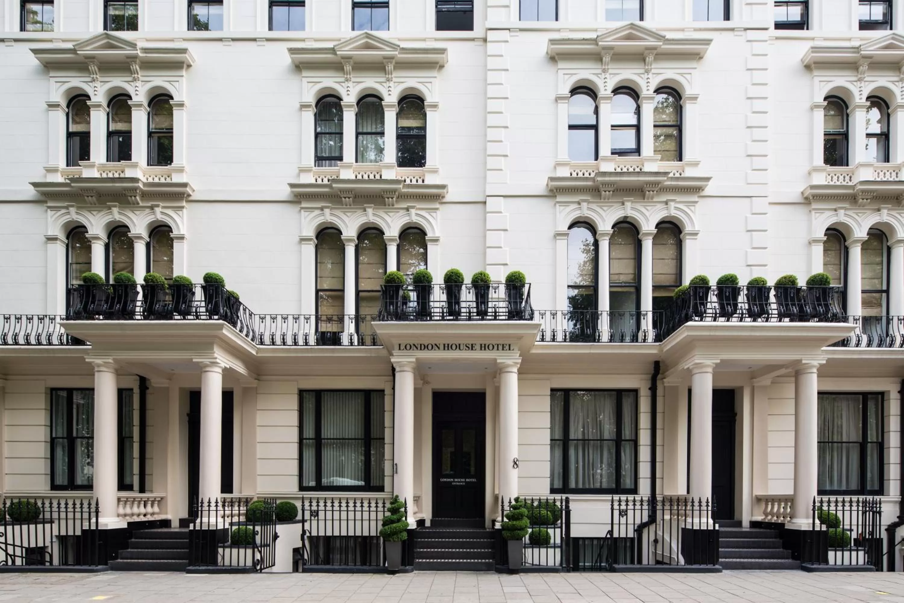 Facade/entrance in London House Hotel