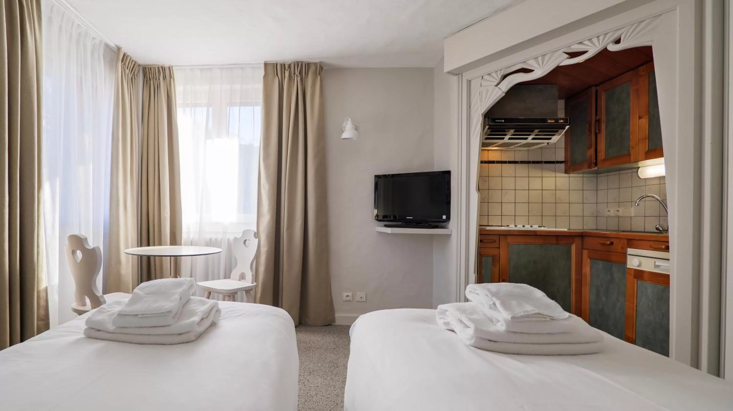 Kitchen or kitchenette, Bed in Hôtel des 2 Gares