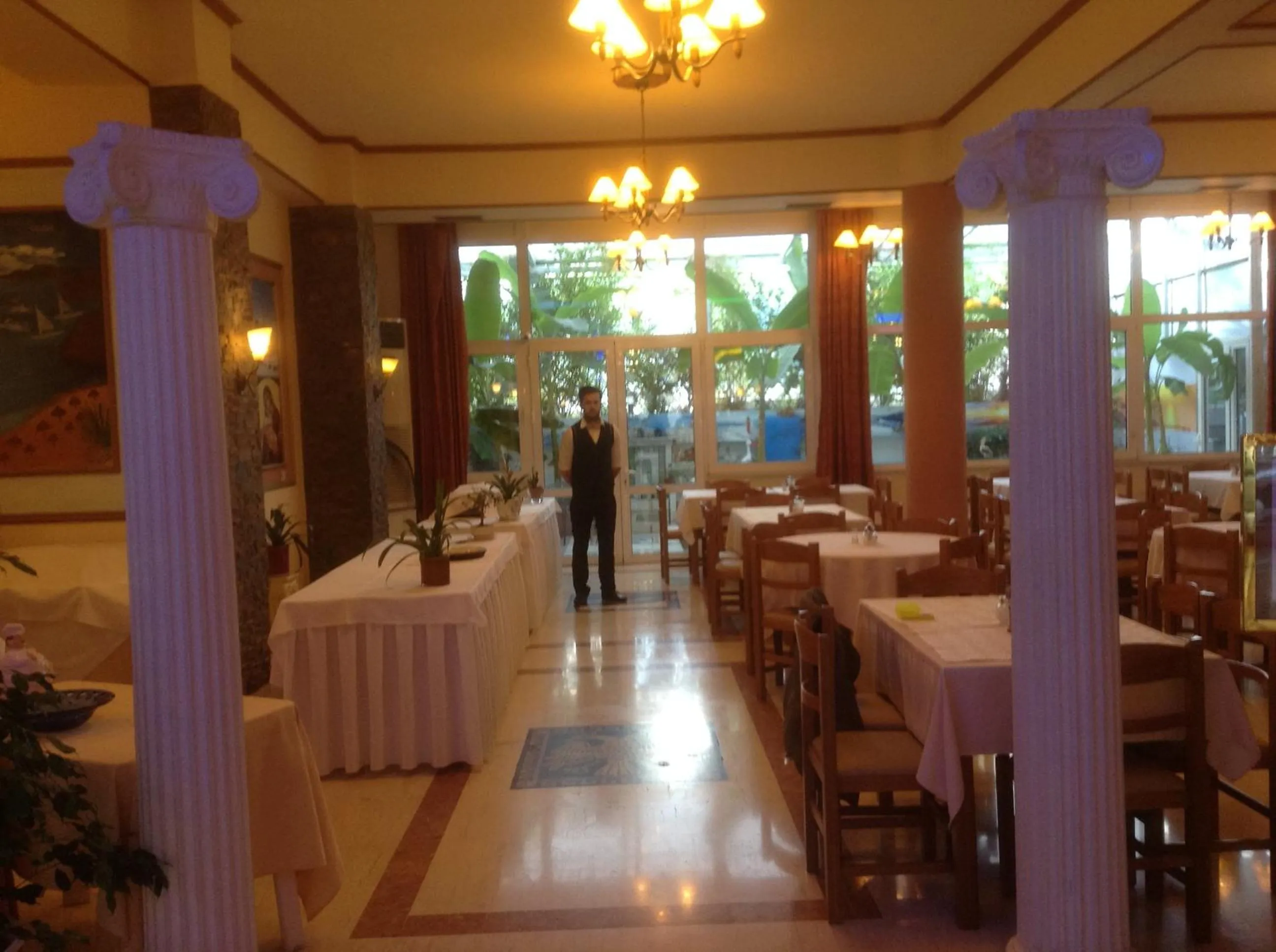 Restaurant/places to eat in Hotel Kosta Famissi
