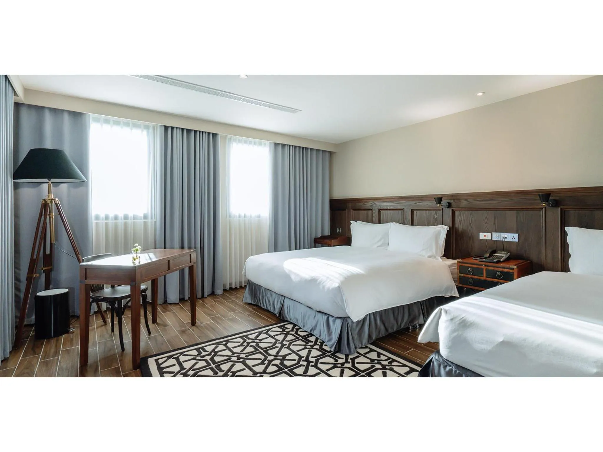 Photo of the whole room, Bed in Hôtel de Ľeau