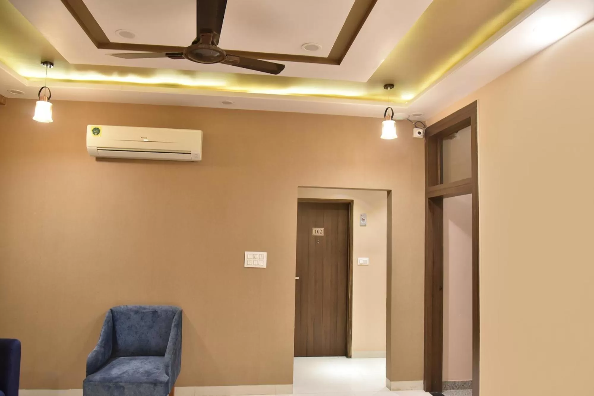 Lobby or reception in FabHotel 7th Crossing Malviya Nagar