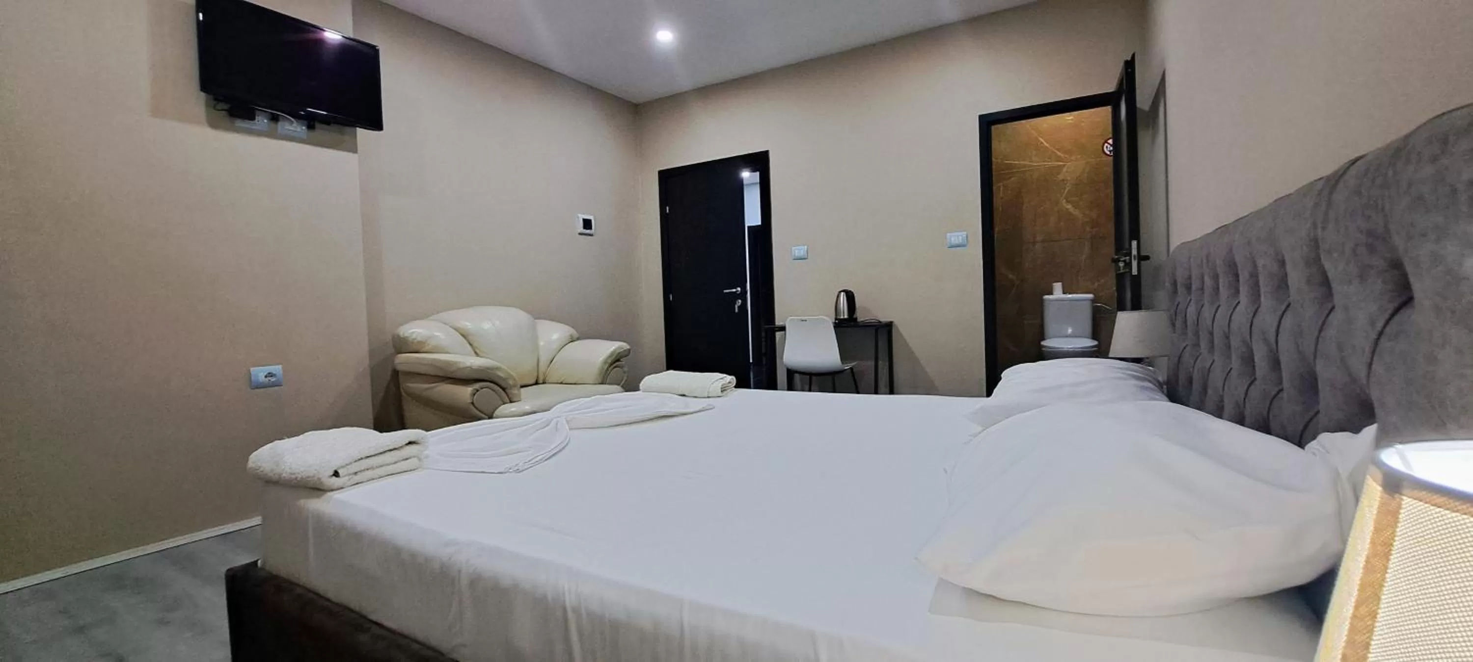 Bed in CityCenterHotel Shkoder