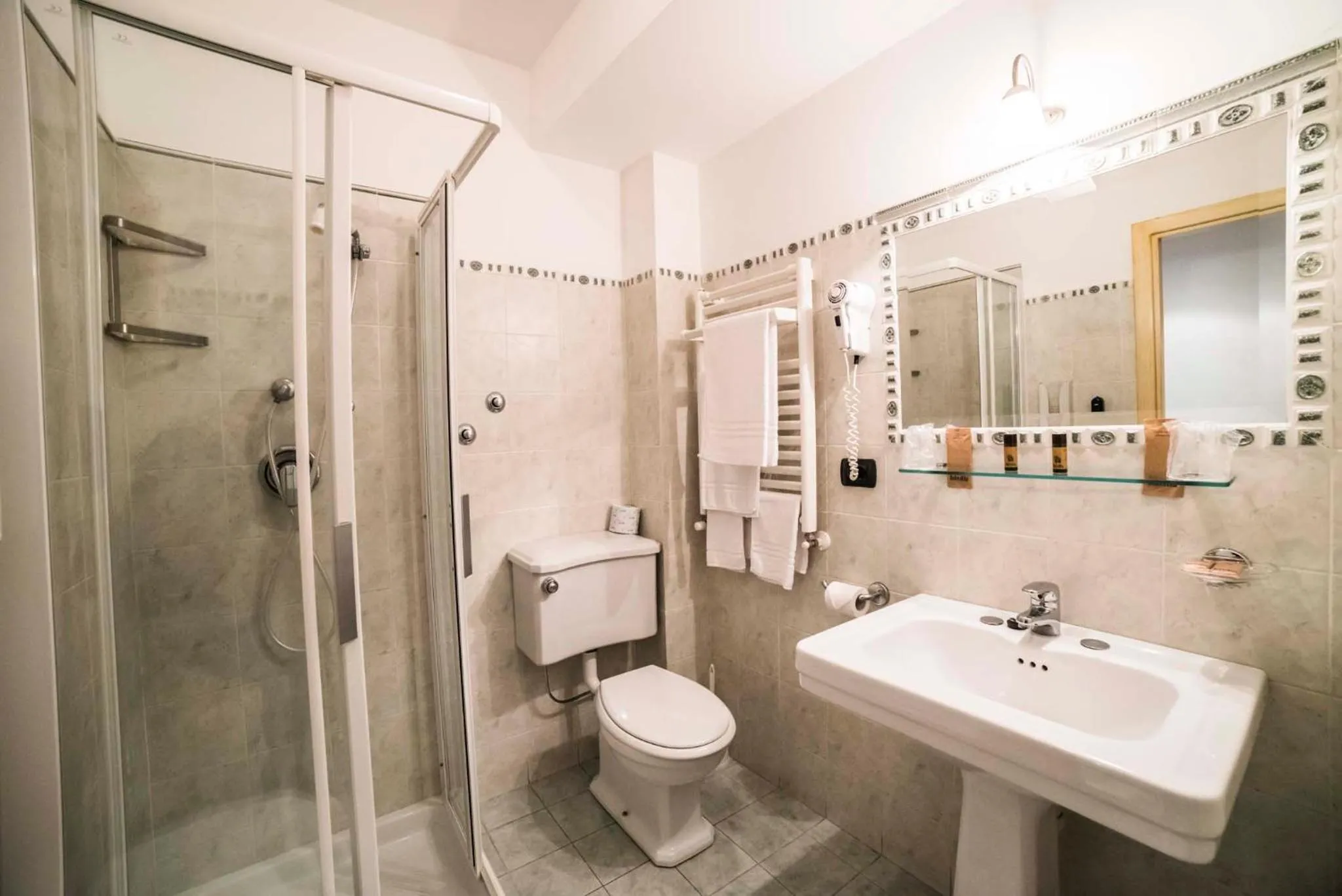 Shower in Hotel Victoria