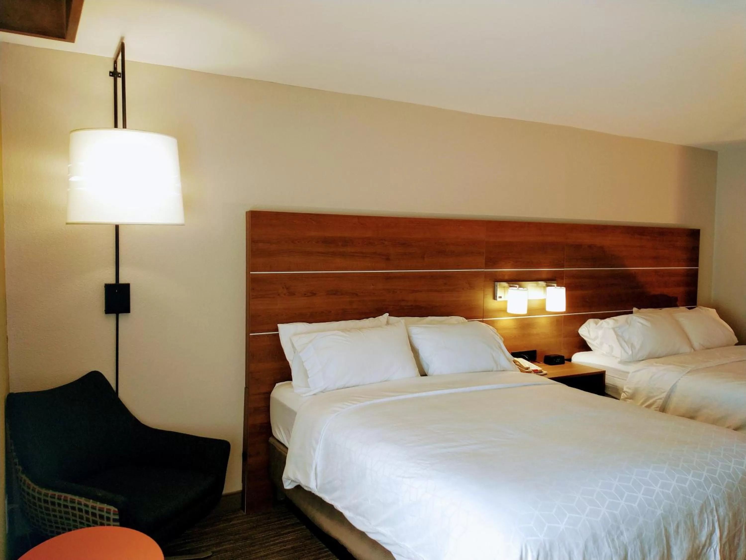 Photo of the whole room, Bed in Holiday Inn Express Hotel & Suites Madison by IHG