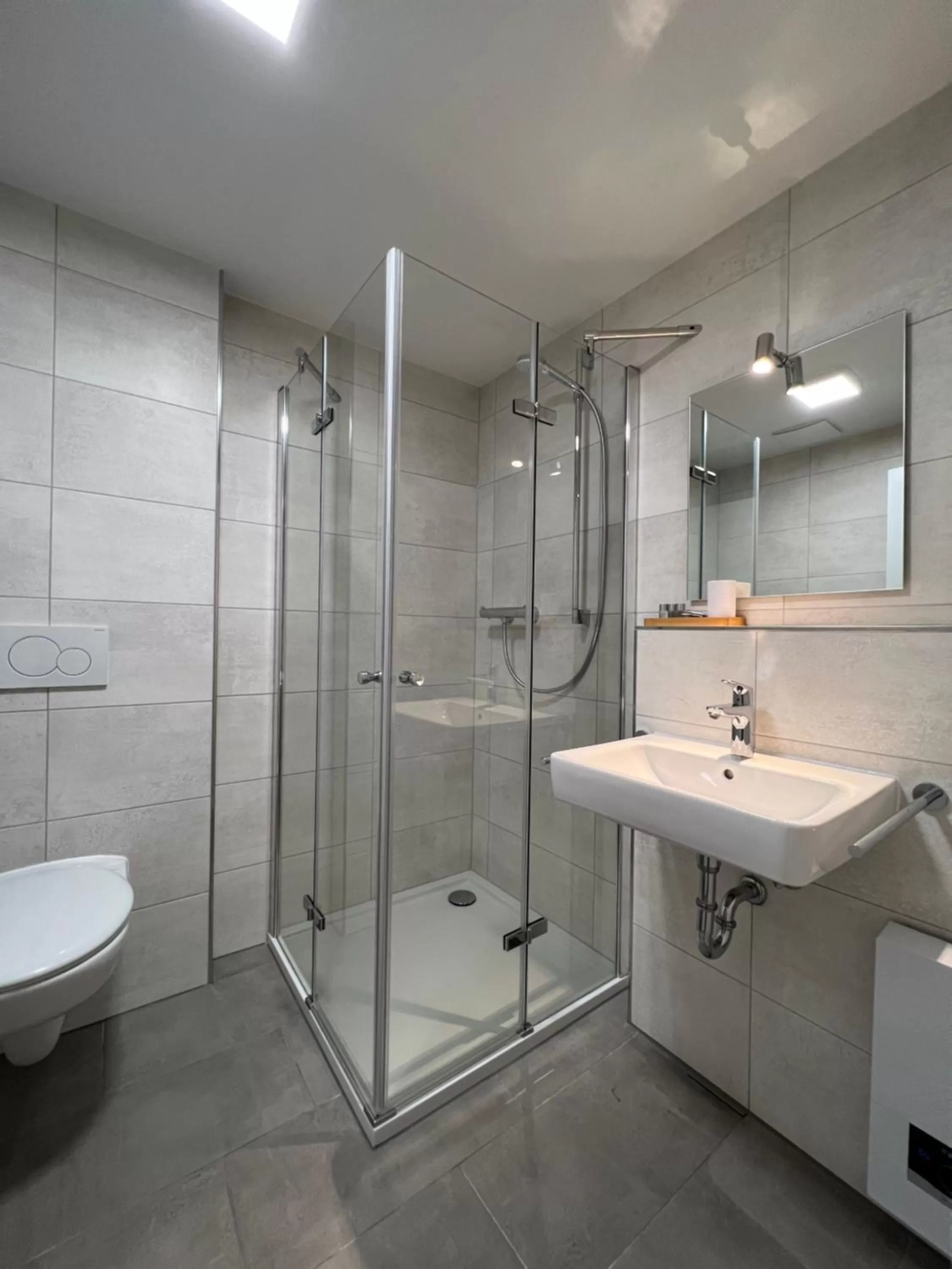 Toilet in Hotel am Rathaus Adii