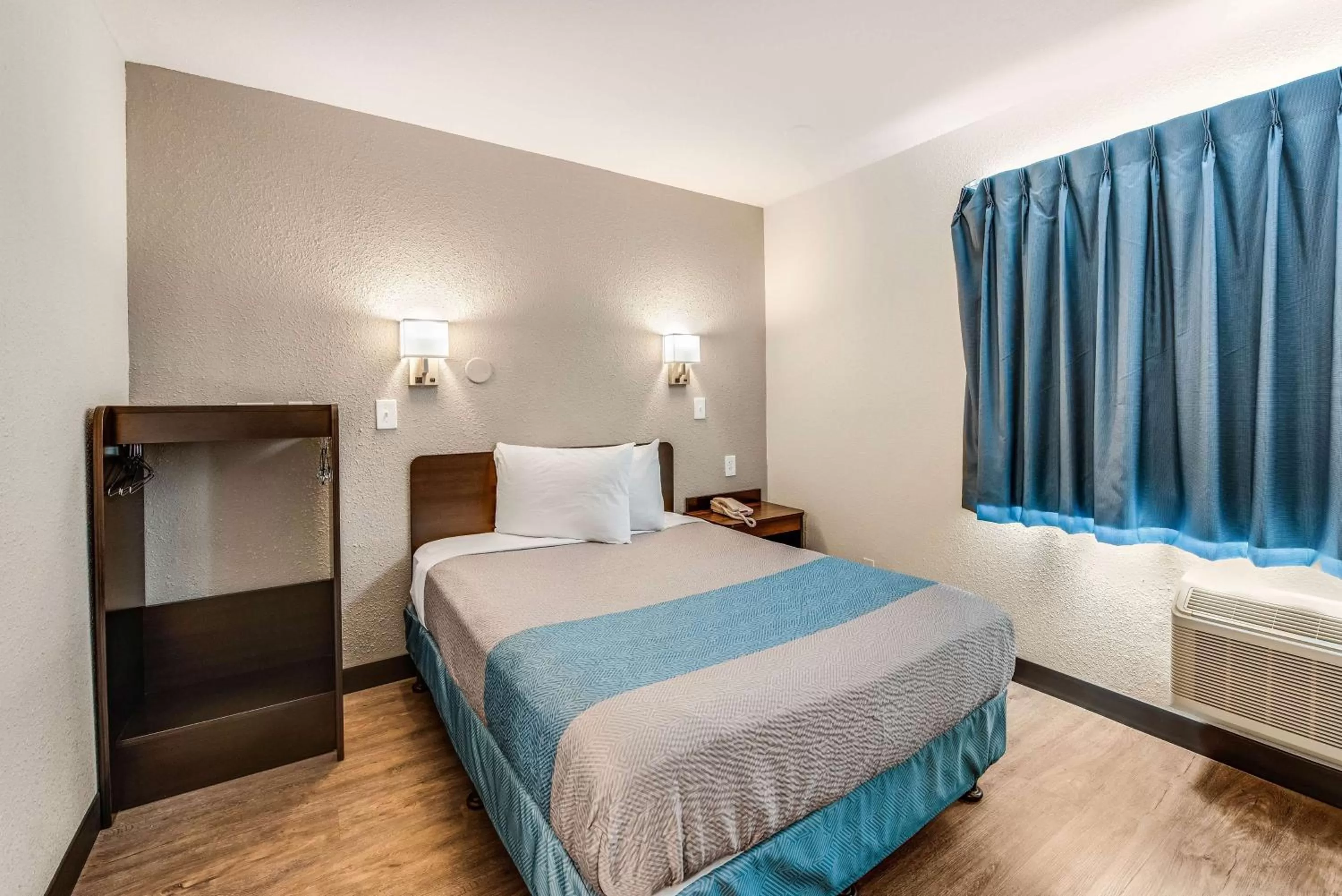 Double Room - Disability Access - Roll In Shower in Motel 6-Fort Wayne, IN