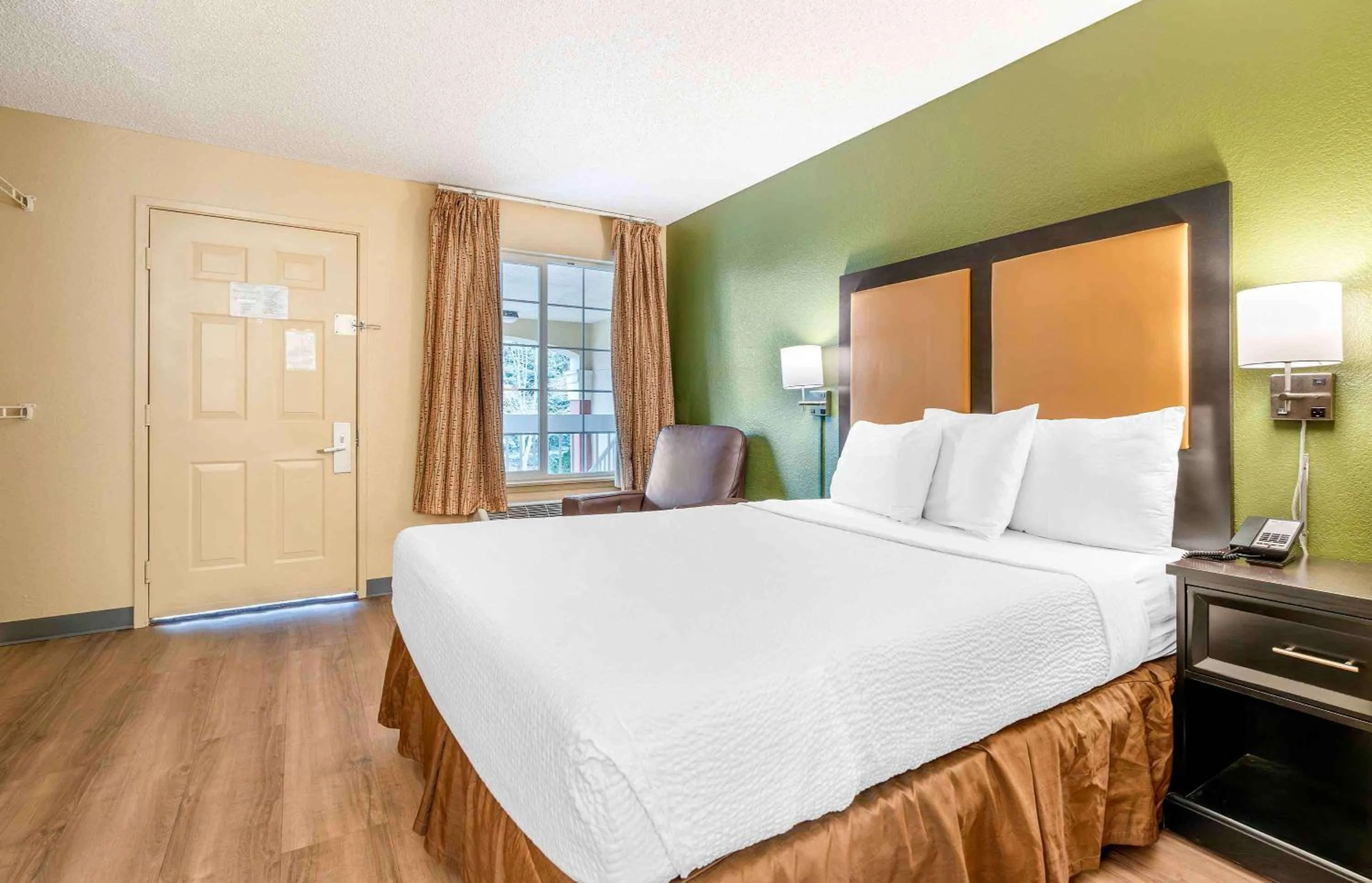 Bedroom, Bed in Extended Stay America Suites - Portland - Tigard