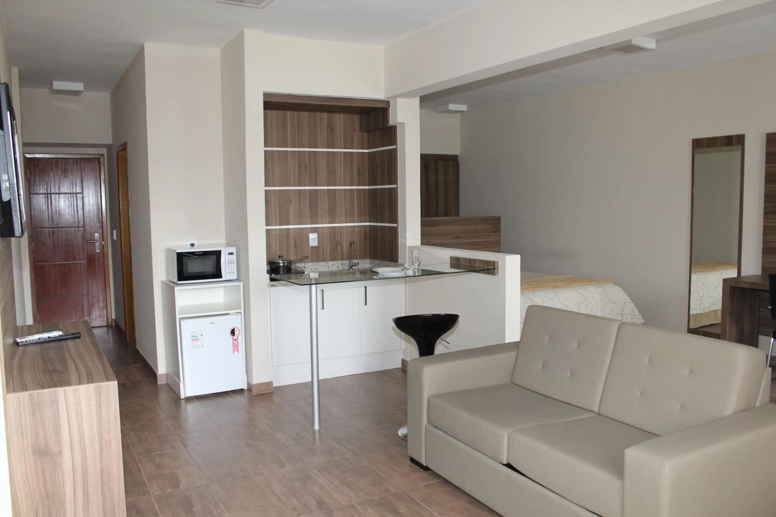 Living room, Kitchen/Kitchenette in Resende Inn