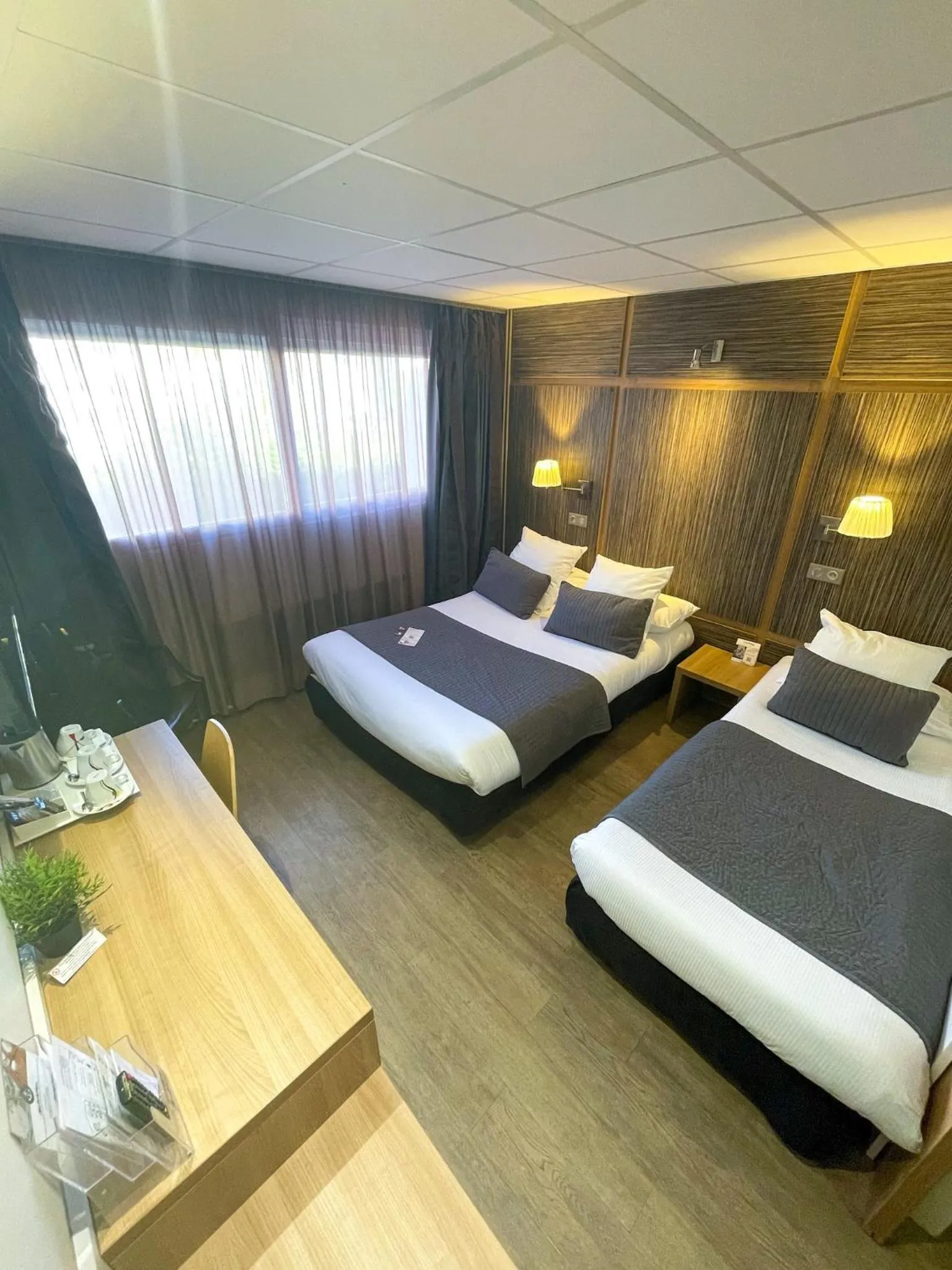 Photo of the whole room, Bed in The Originals Boutique, Hôtel Neptune, Montpellier Sud