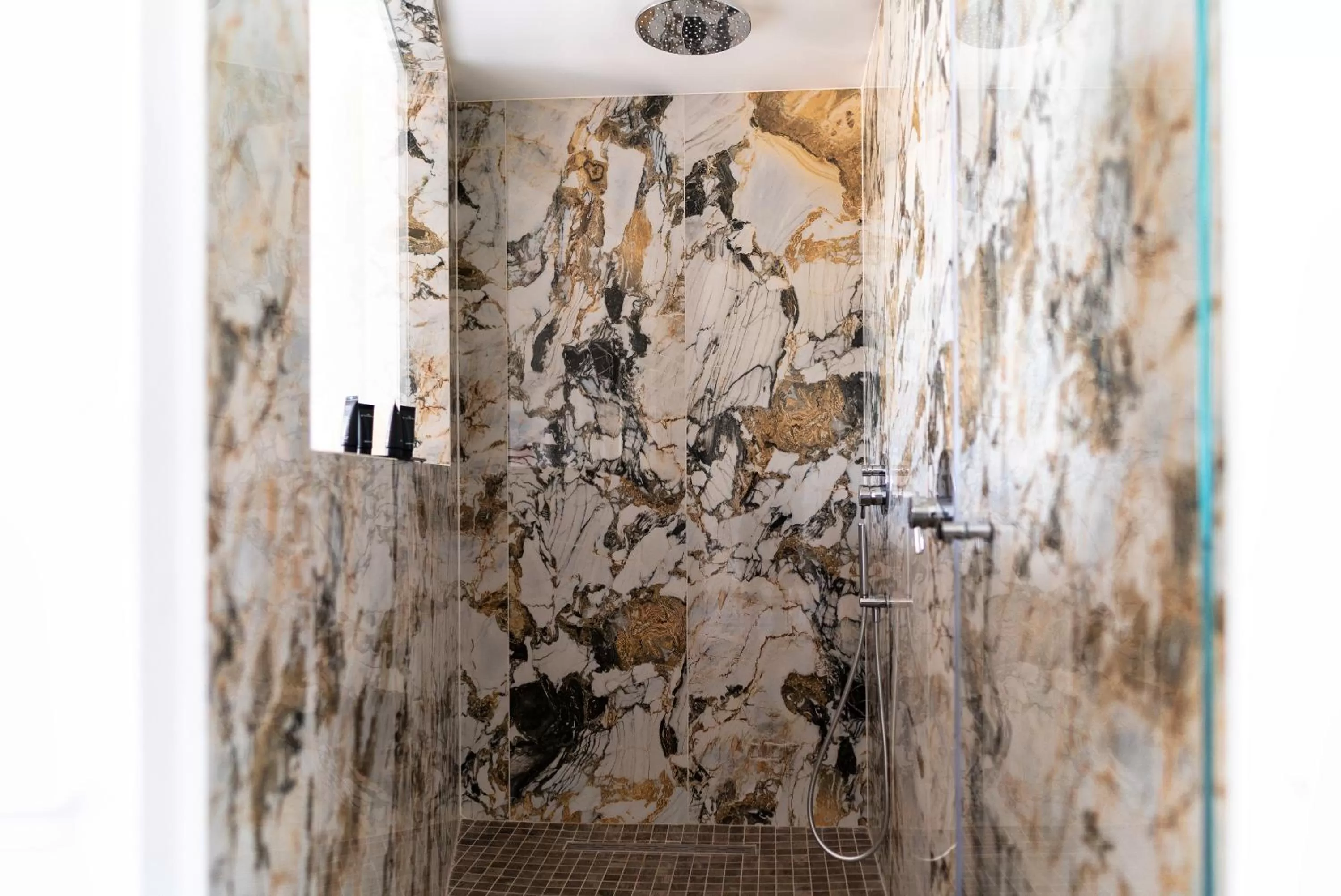 Shower in Monastero dei Santi