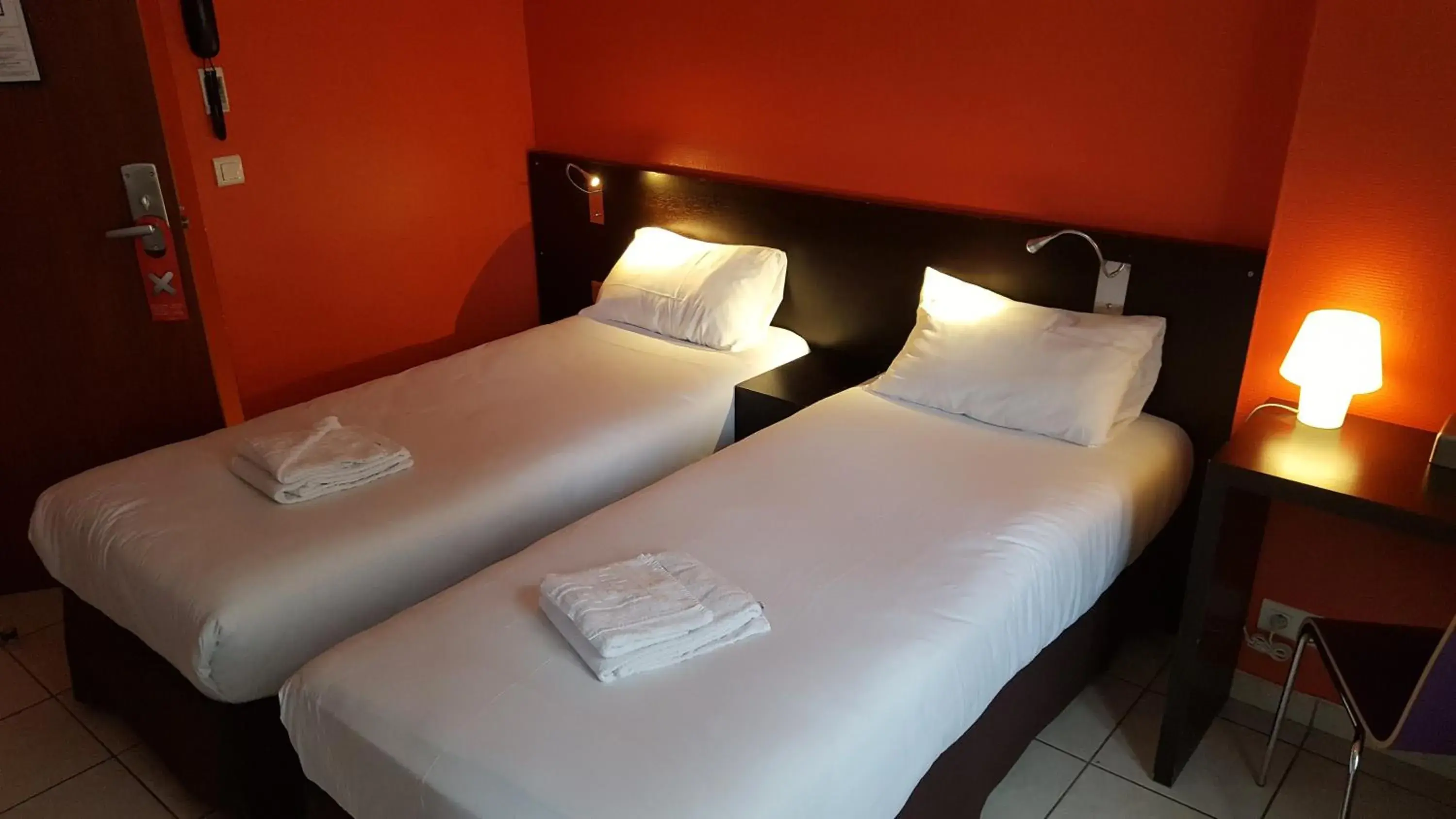 Twin Room with Private Bathroom in Le Montclair Montmartre by River Twin Room with Private Bathroom in Le Montclair Montmartre by River