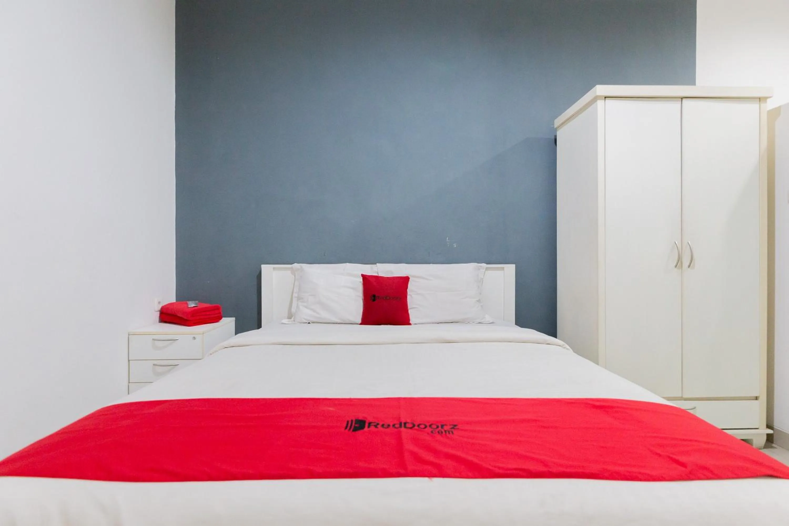 Bed in RedDoorz Plus near Living Plaza Jababeka