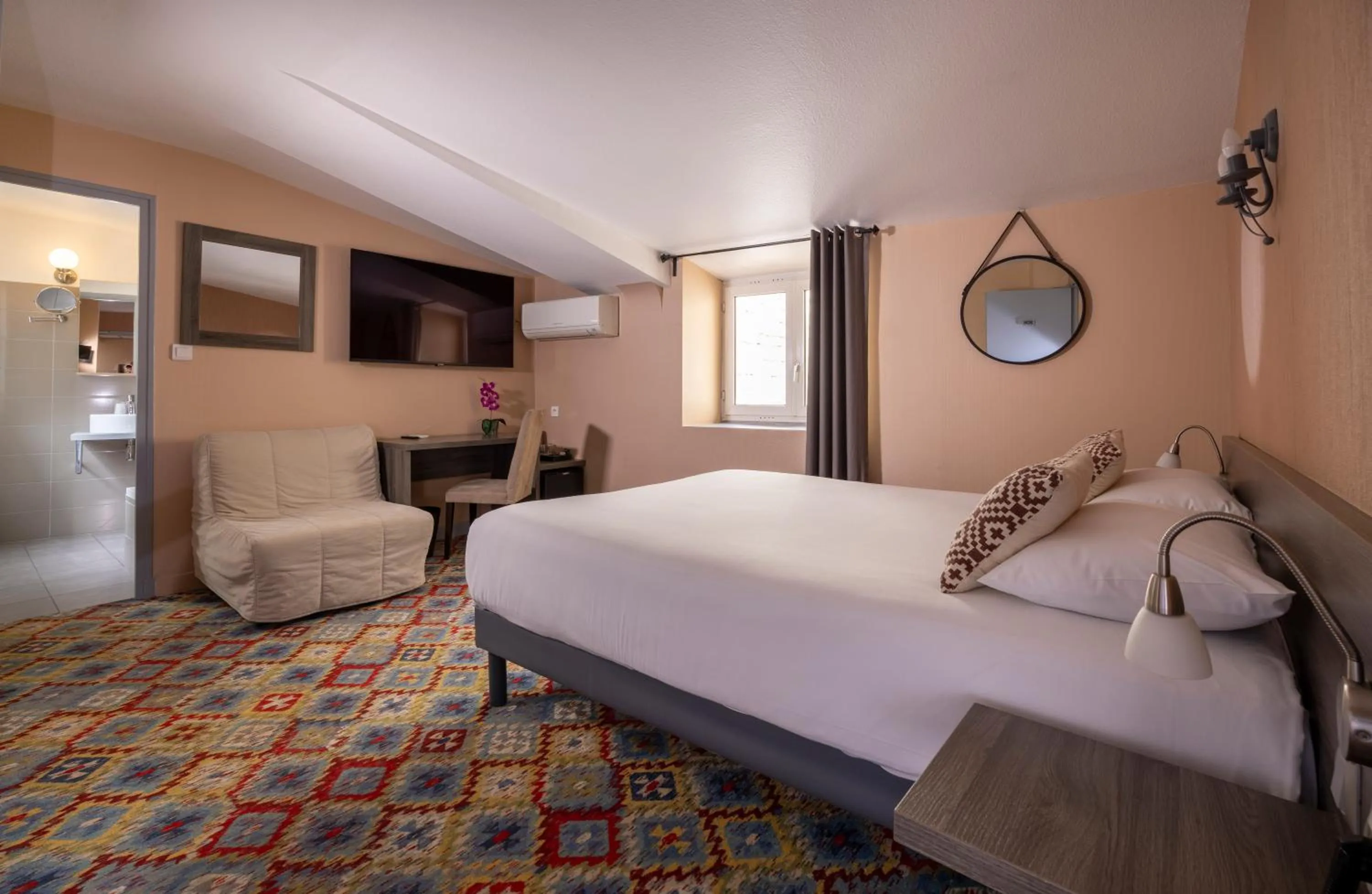 Bed in The Originals Boutique, Hôtel Danieli, Avignon