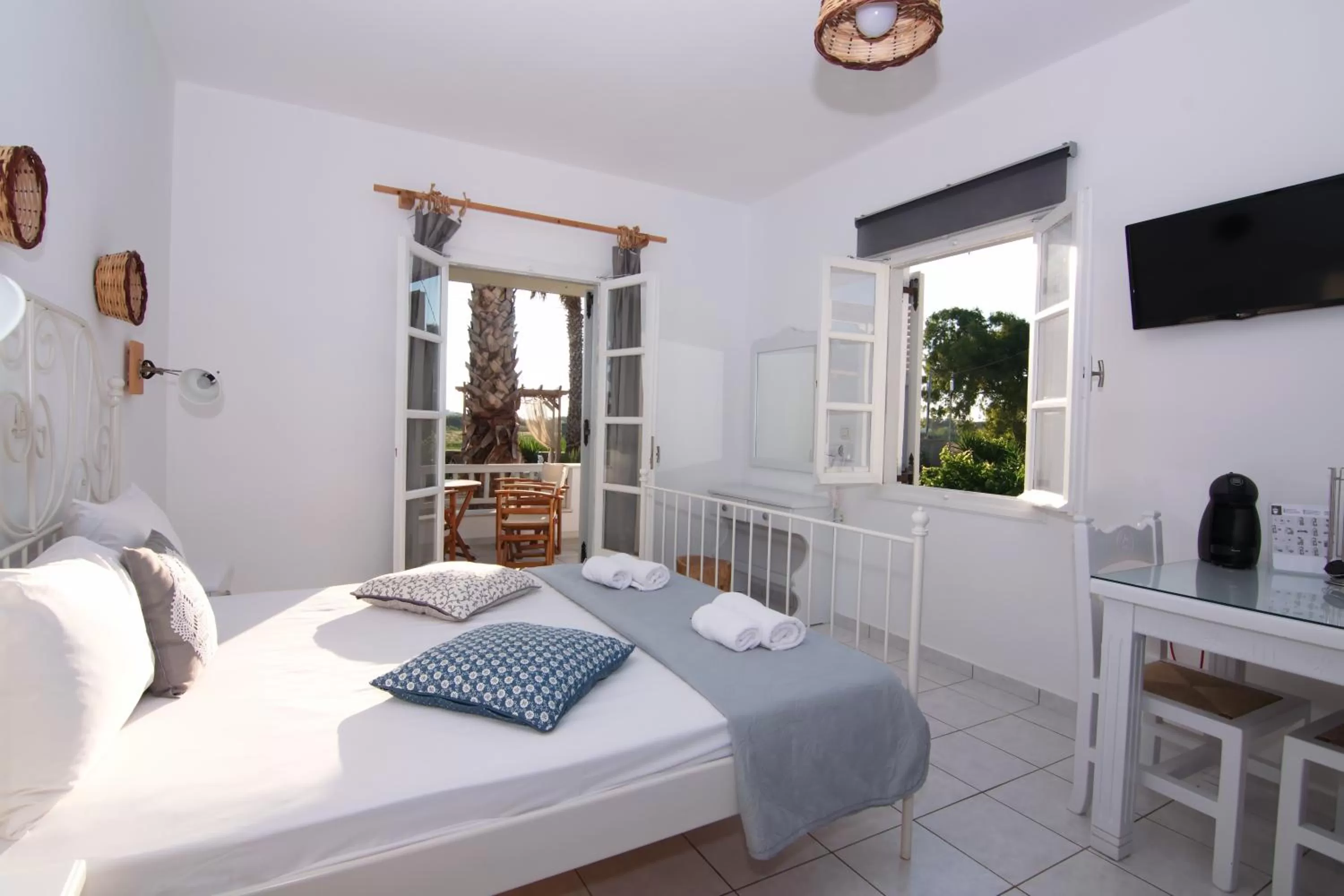Property building, Bed in Ktima Bianco