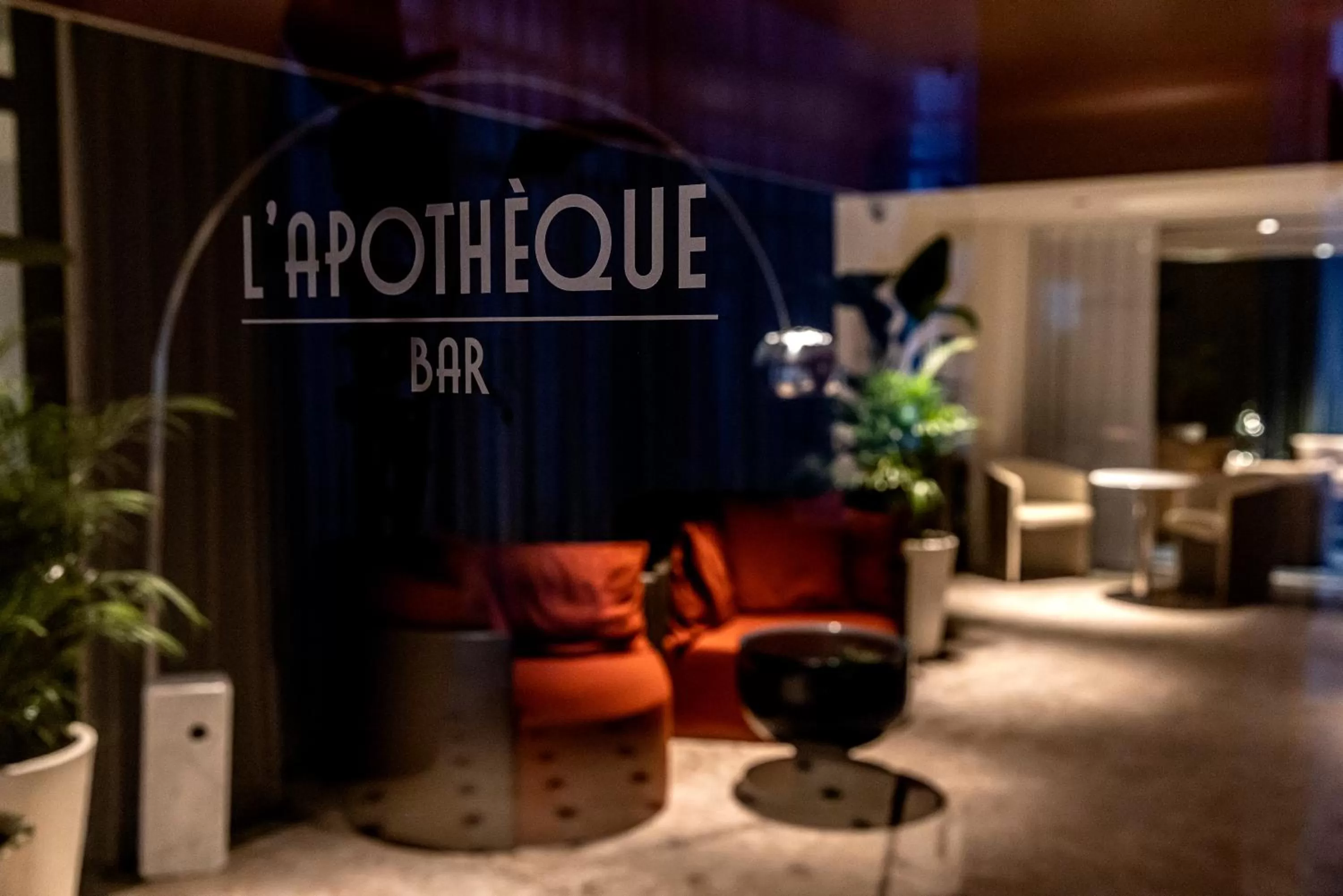 Lounge or bar in La Licorne Hotel & Spa Troyes - MGallery Collection
