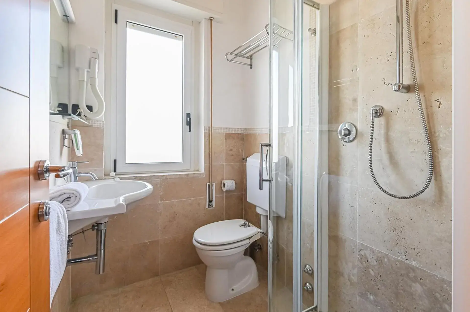 Triple Room with Sea View and Beach Access in Hotel City Triple Room with Sea View and Beach Access in Hotel City