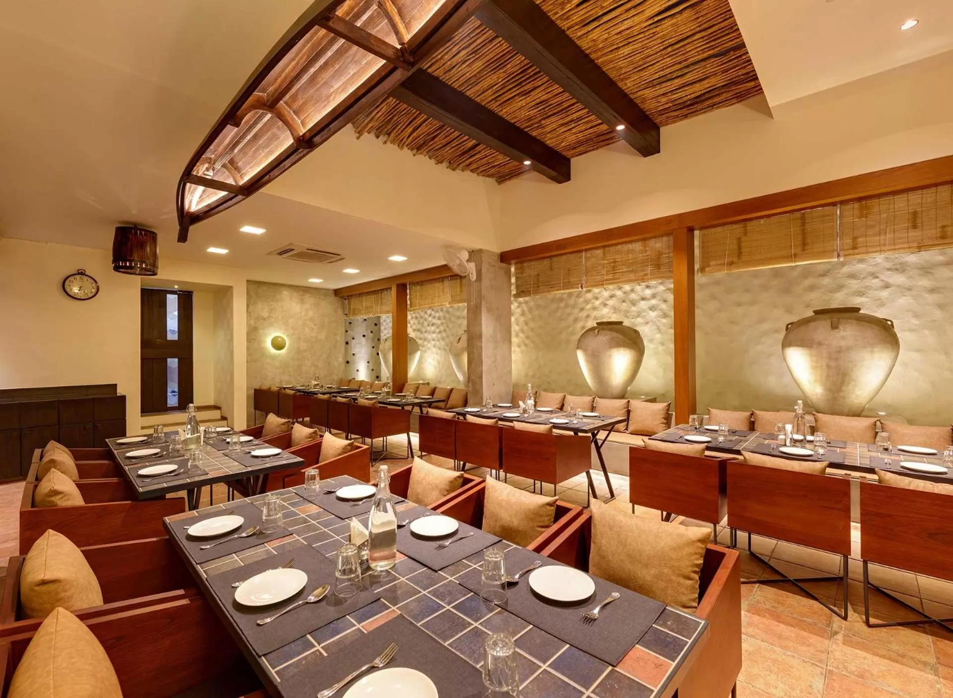 Restaurant/places to eat in Hotel Maratha Regency