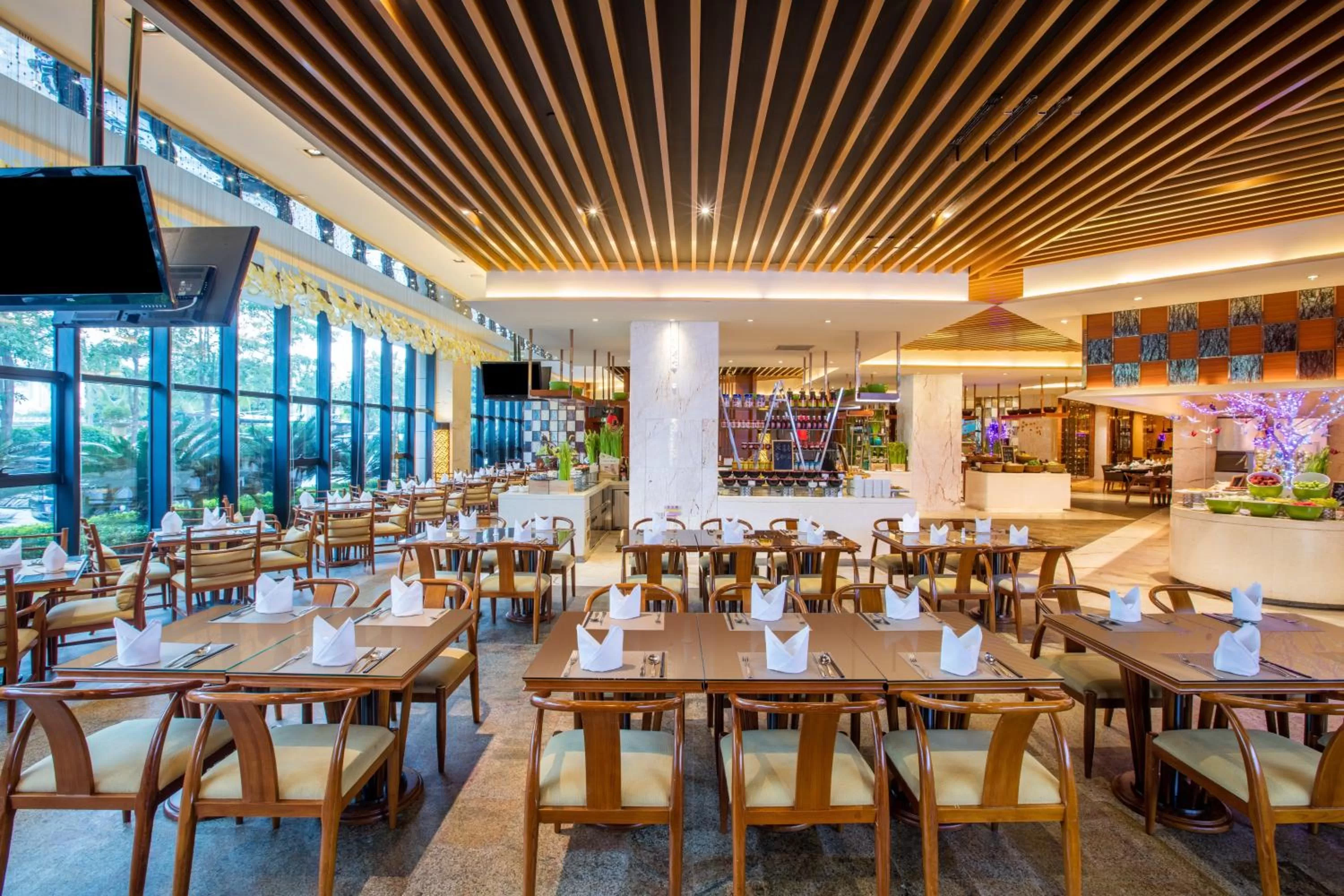 Restaurant/places to eat in Crowne Plaza Sanya City Center by IHG