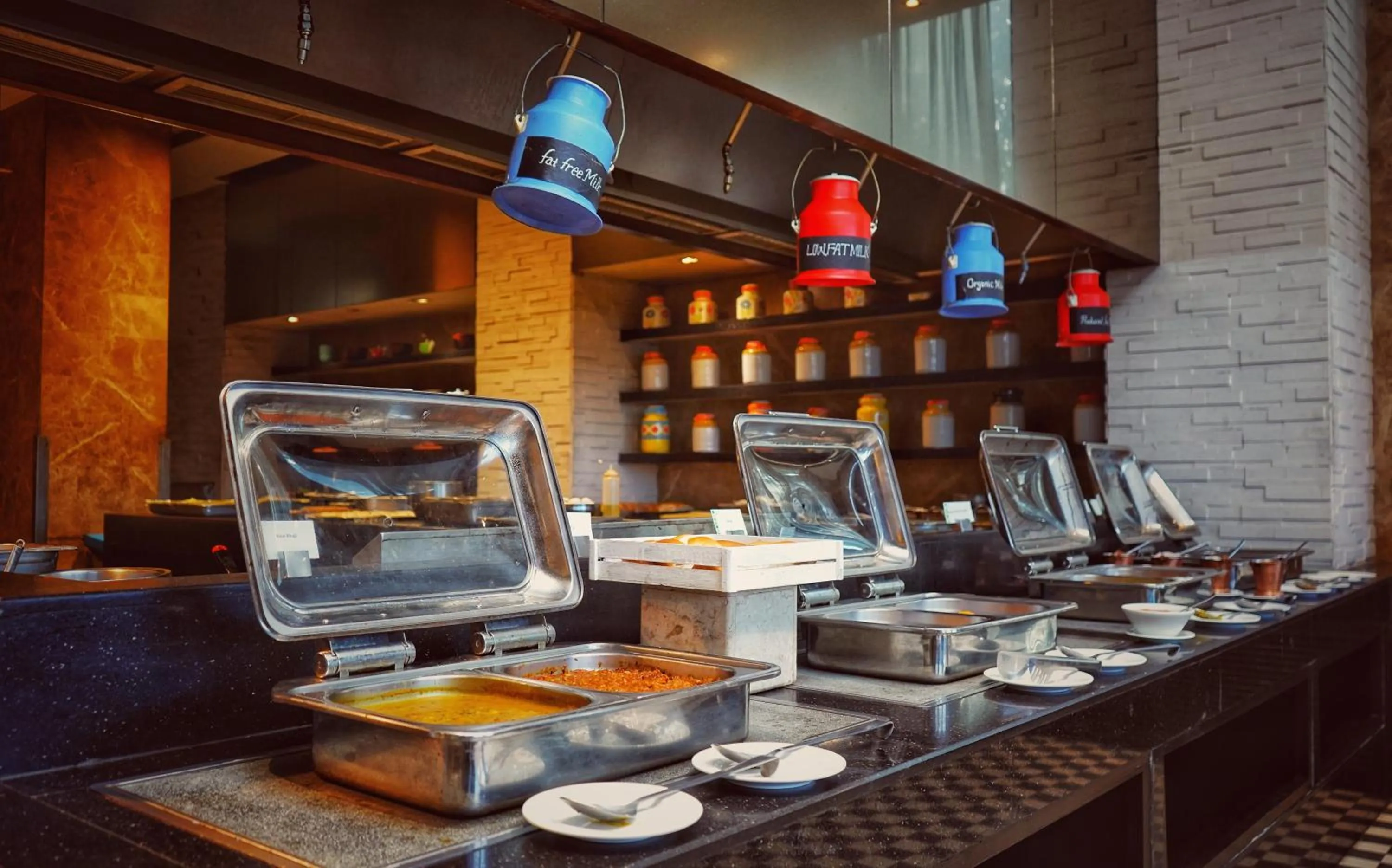 Restaurant/places to eat in Holiday Inn Amritsar Ranjit Avenue by IHG