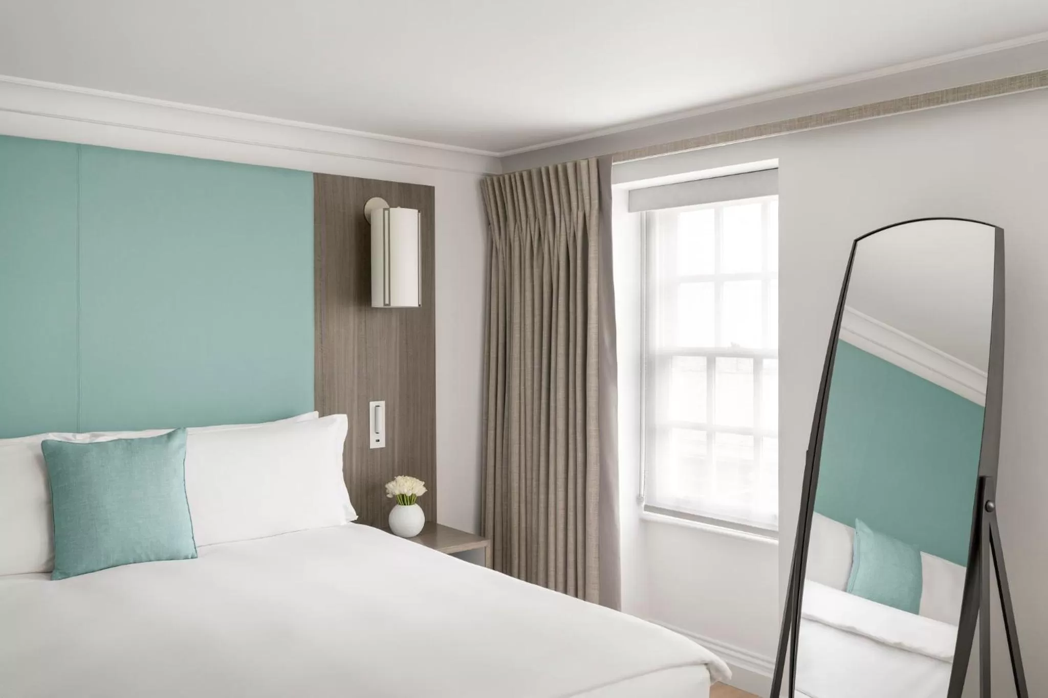 Photo of the whole room, Bed in COMO Metropolitan London