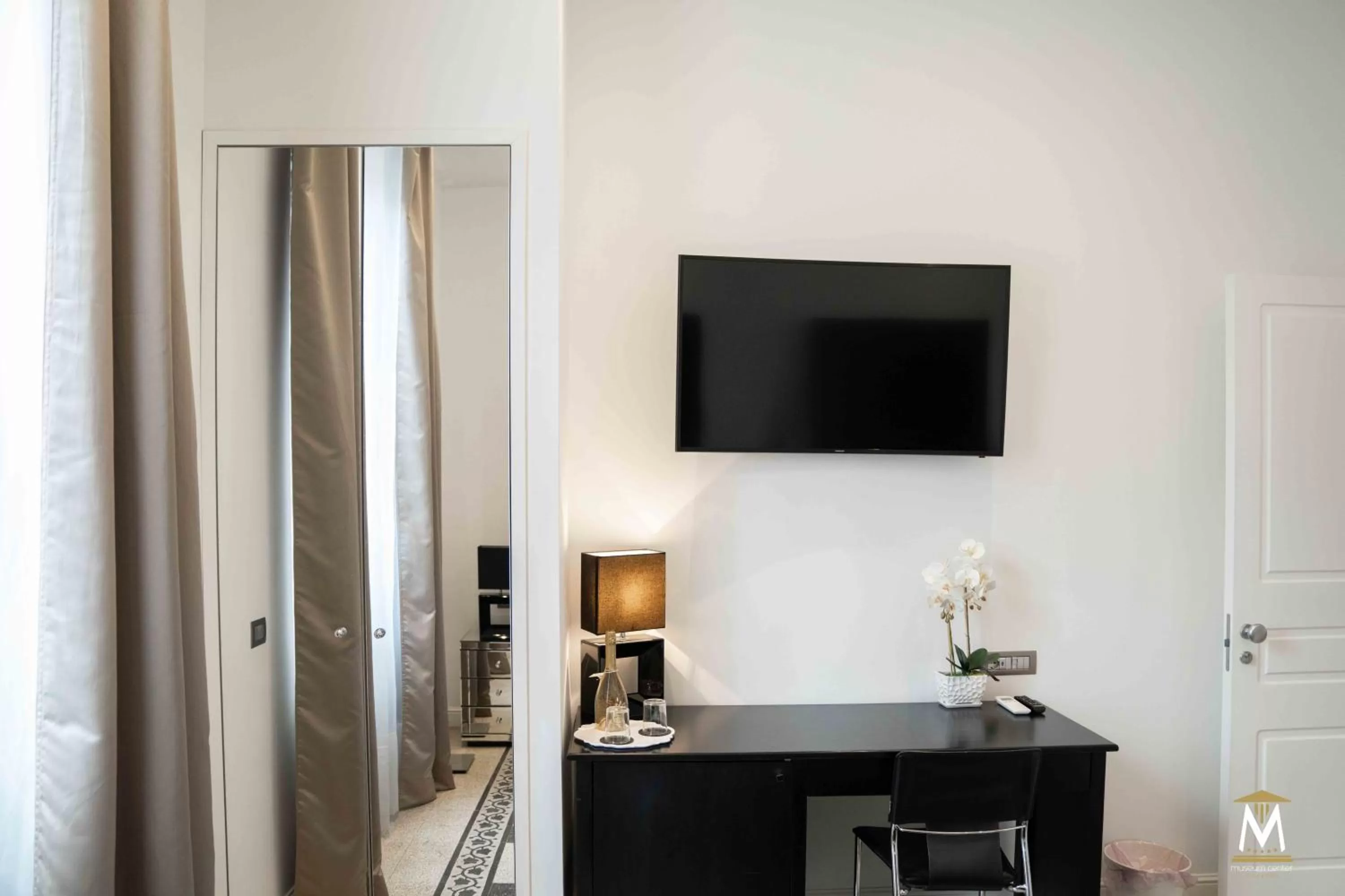 Communal lounge/ TV room in Museum Center Luxury