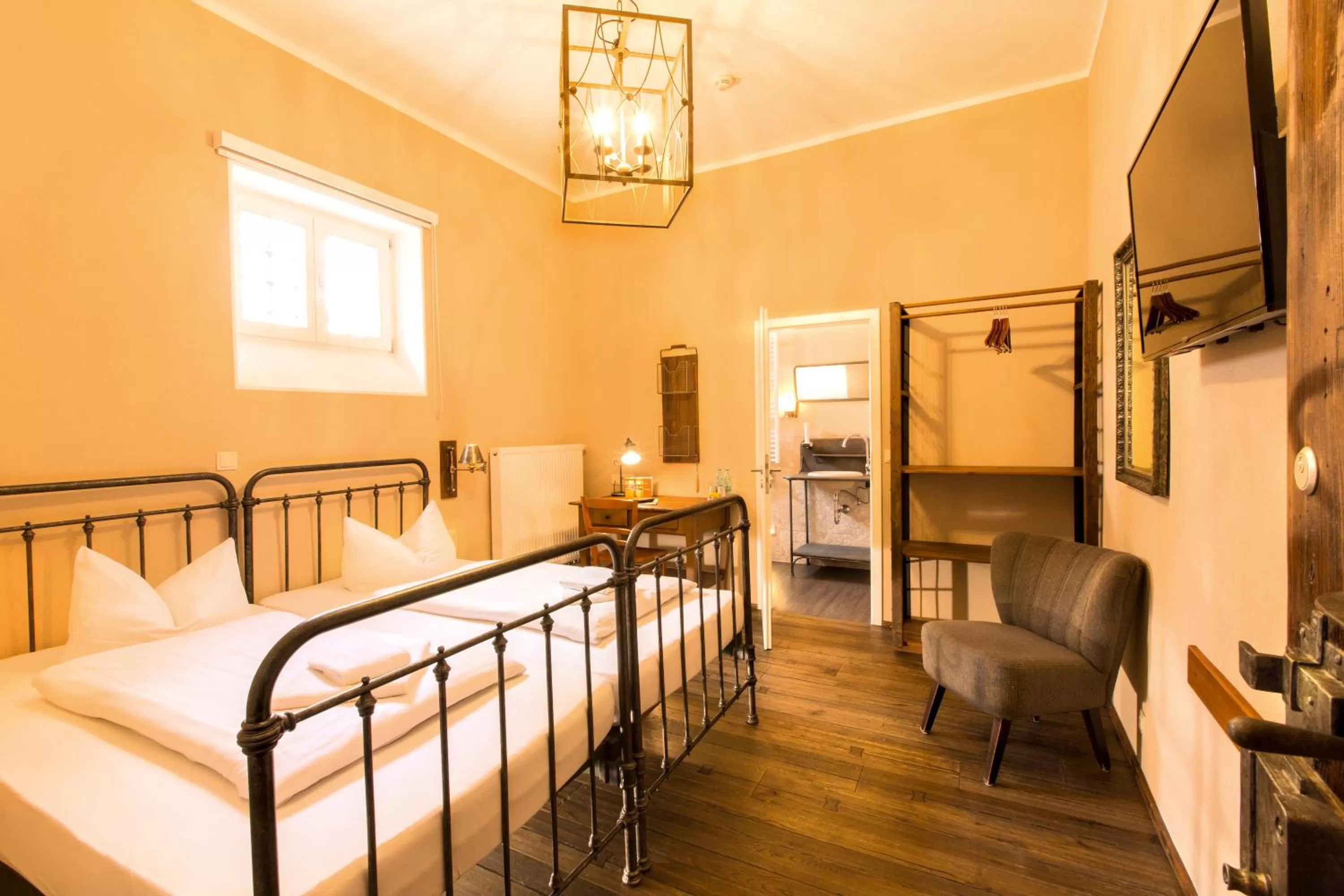 Photo of the whole room, Bed in Knast-Hotel Fronfeste