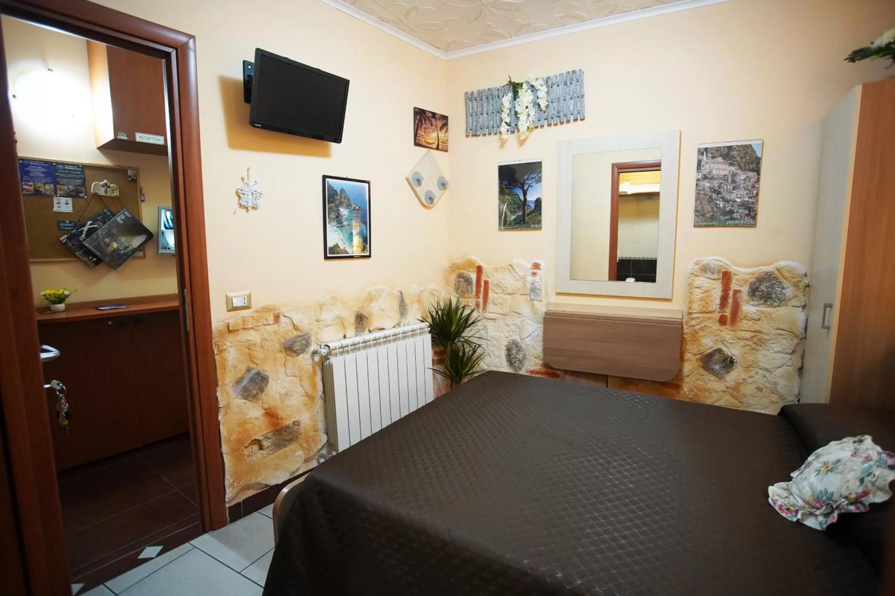 Photo of the whole room, Bed in Golden Dreams B&B