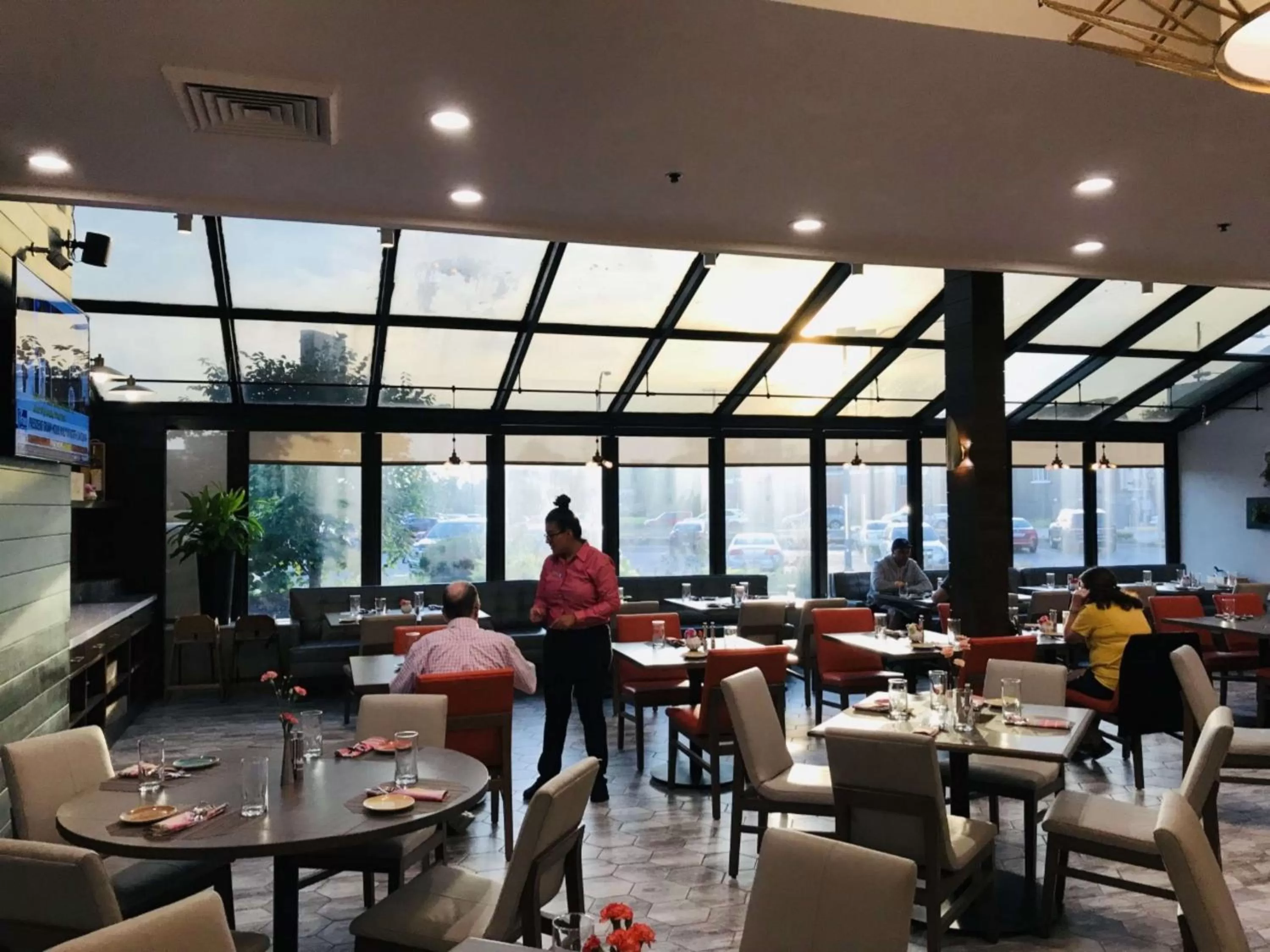 Restaurant/places to eat in Hilton Chicago/Oak Lawn