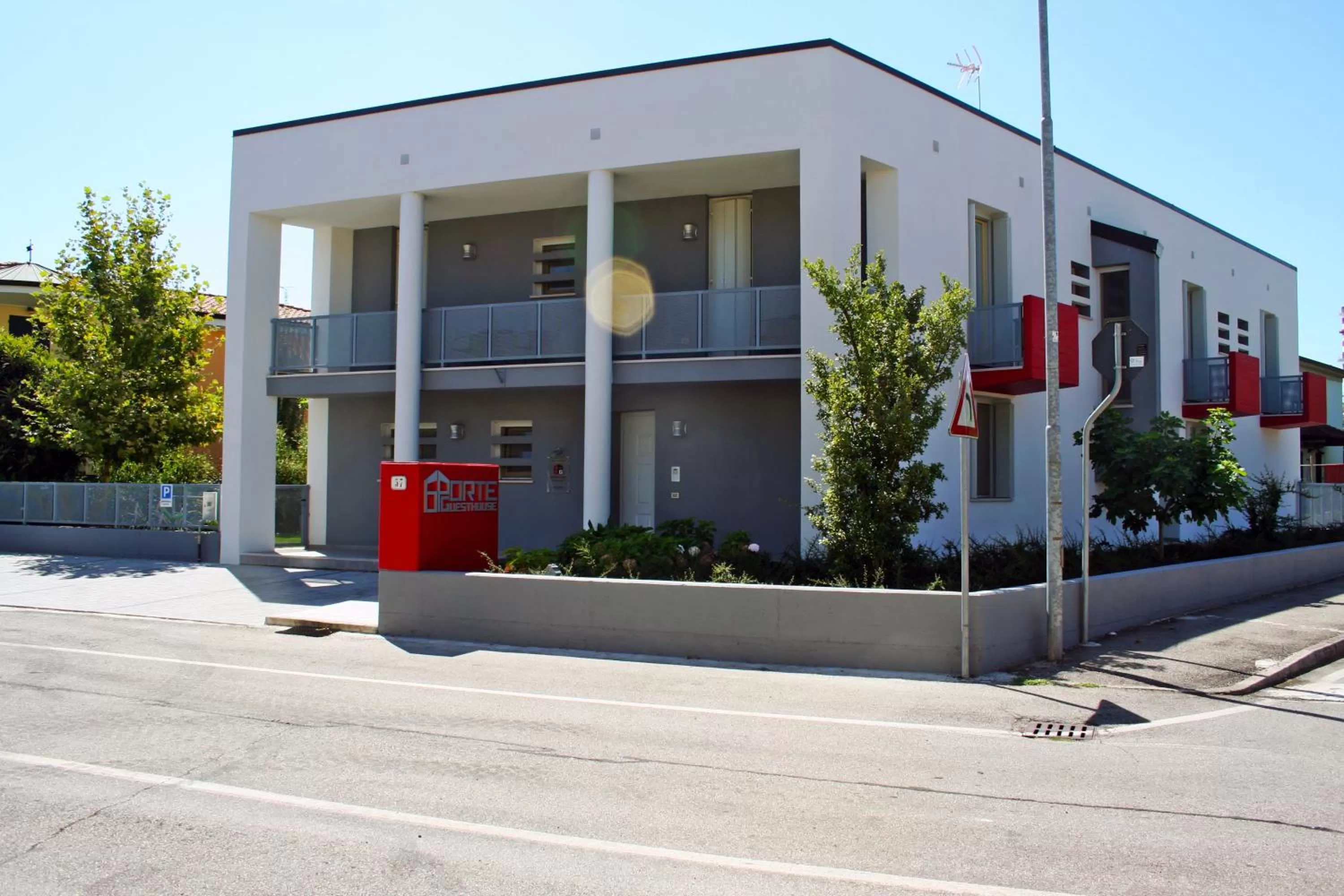 Facade/entrance in 6 Porte Guesthouse