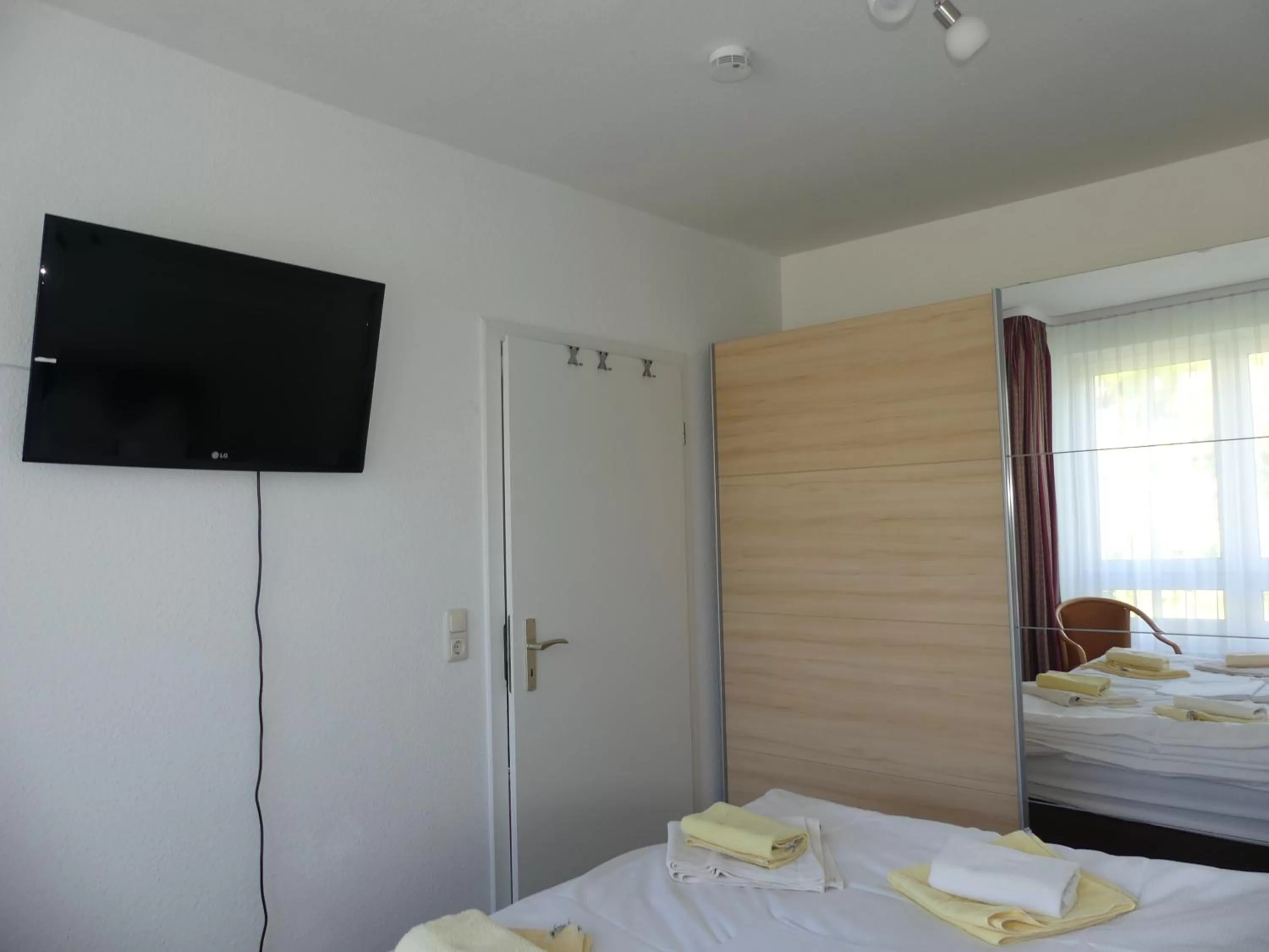 Bedroom, TV/Entertainment Center in Apartmenthaus Binzer Sterne