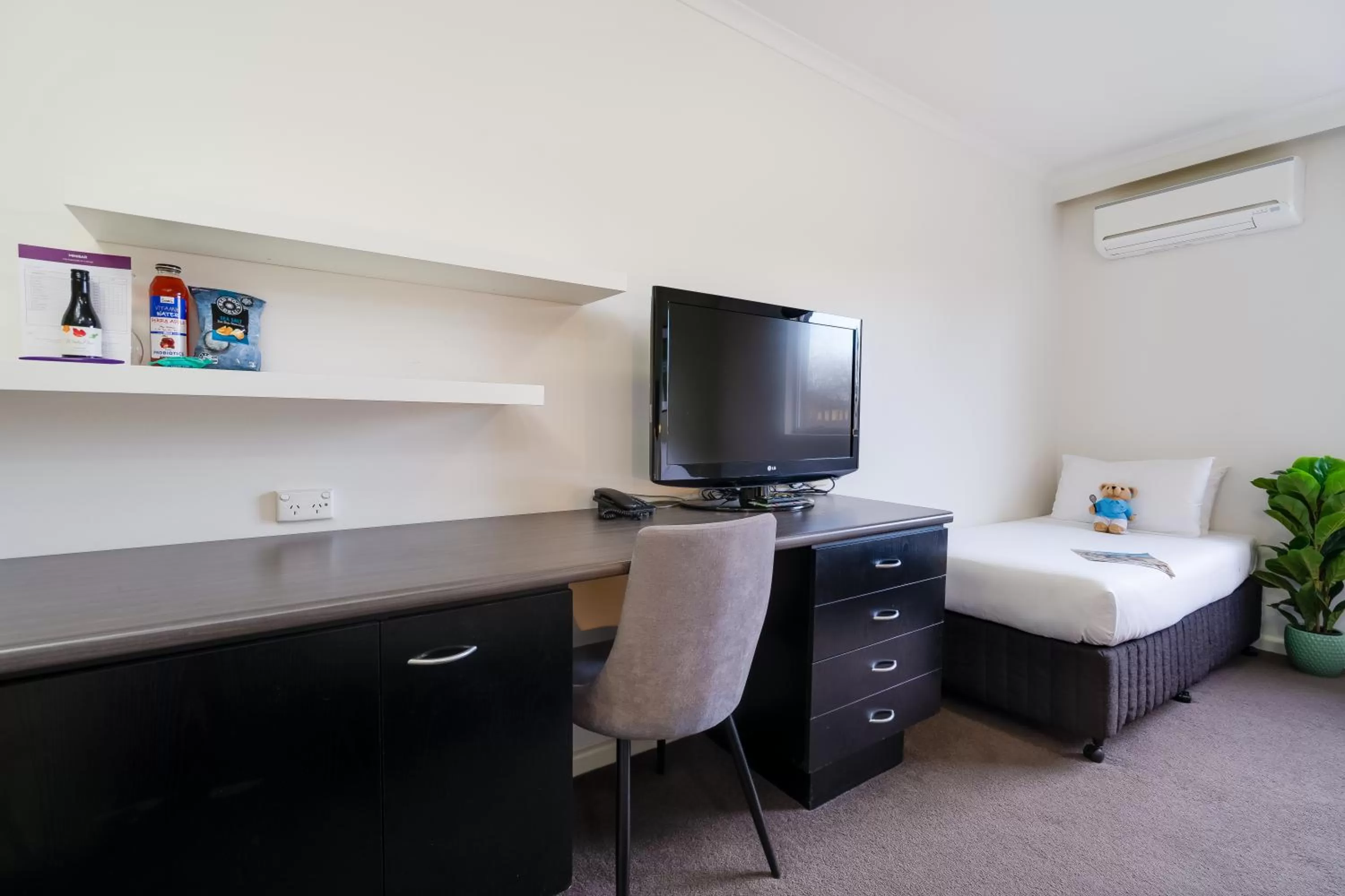 Bed in Mercure Albury