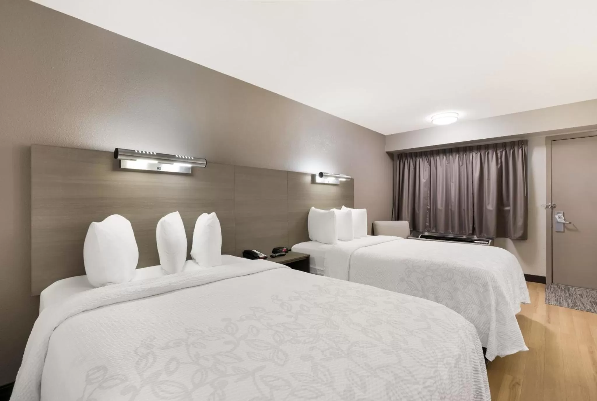 Photo of the whole room, Bed in Red Roof Inn PLUS+ Chicago - Naperville