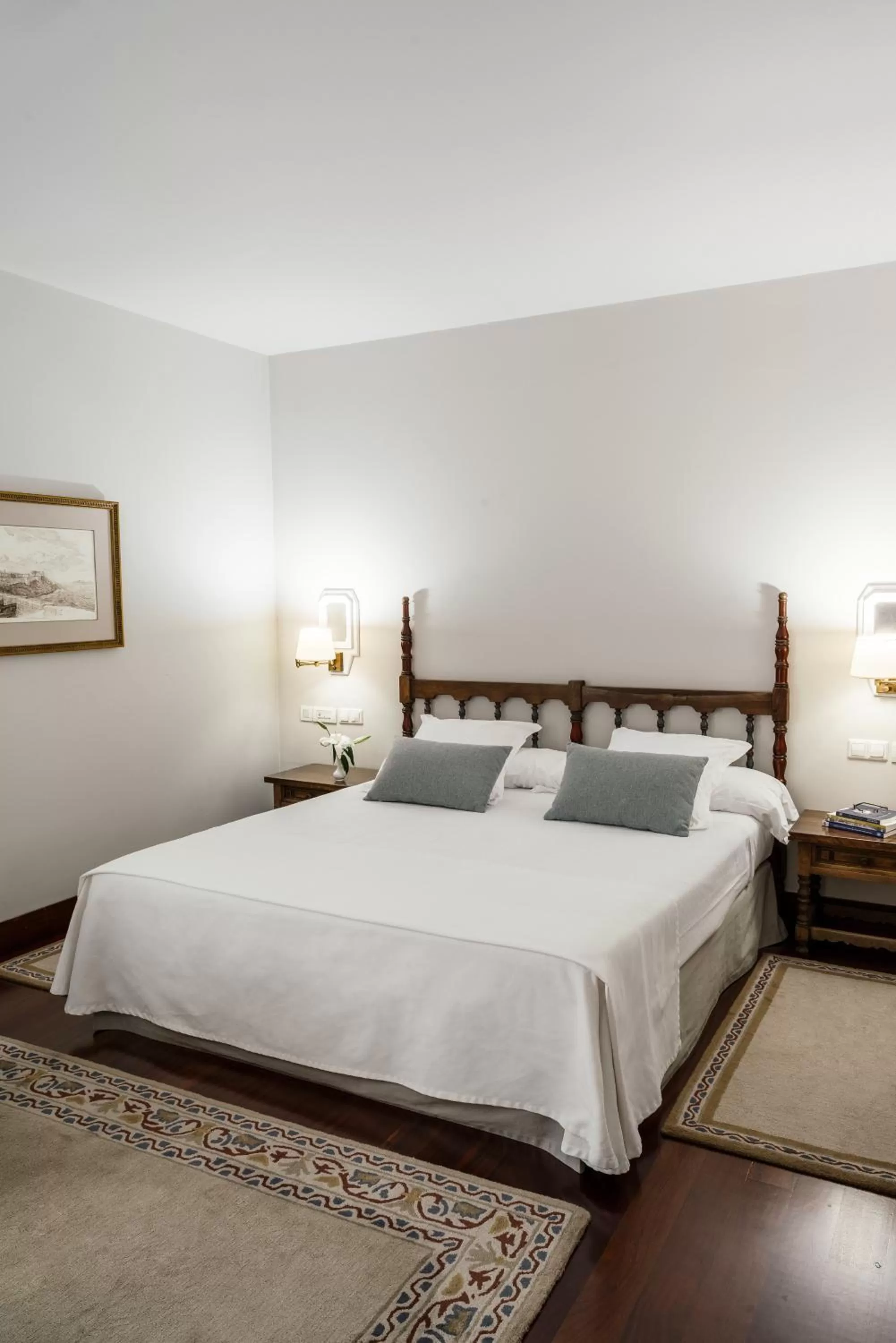 Photo of the whole room, Bed in Parador de Baiona