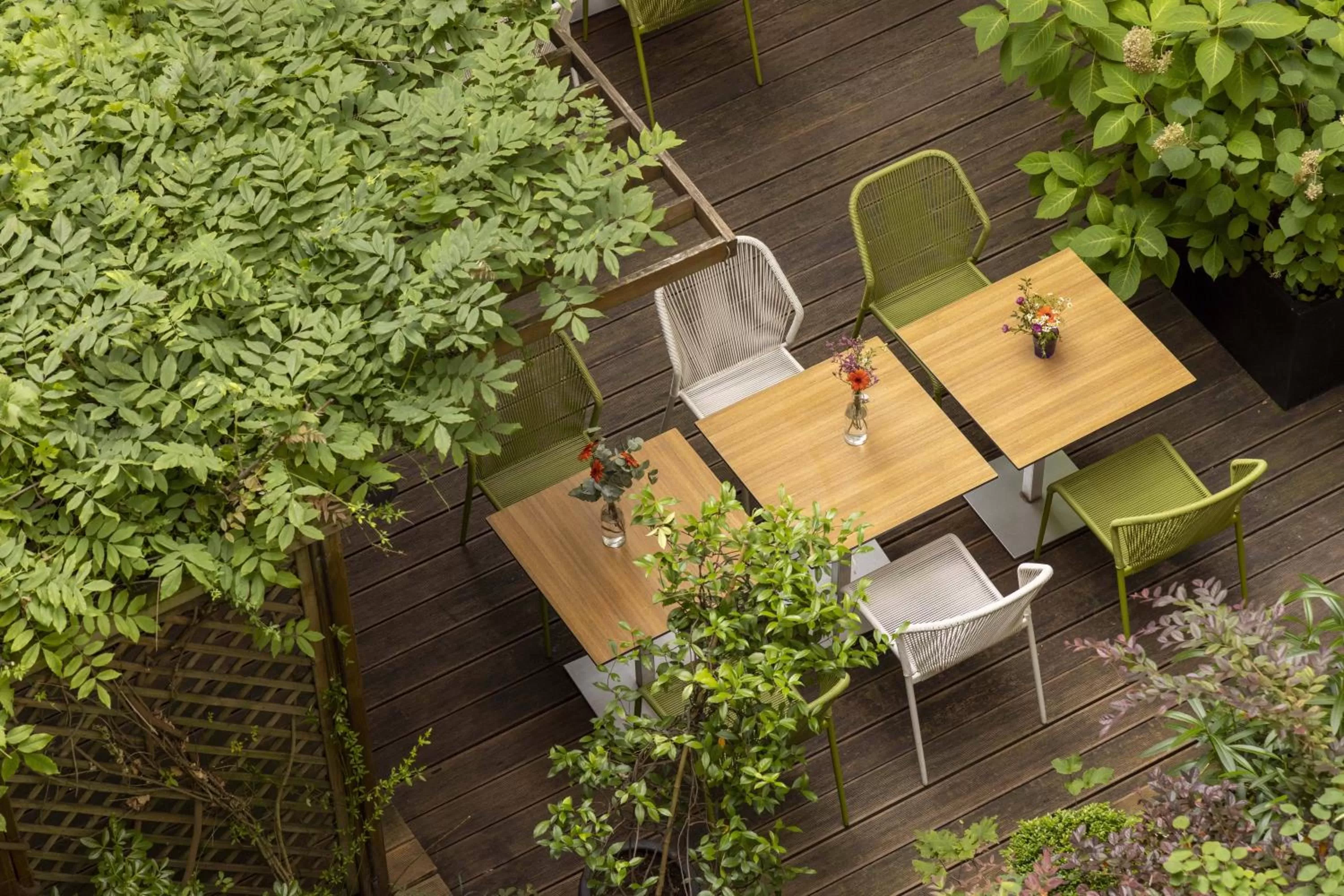 Patio in Hotel Paris Louis Blanc