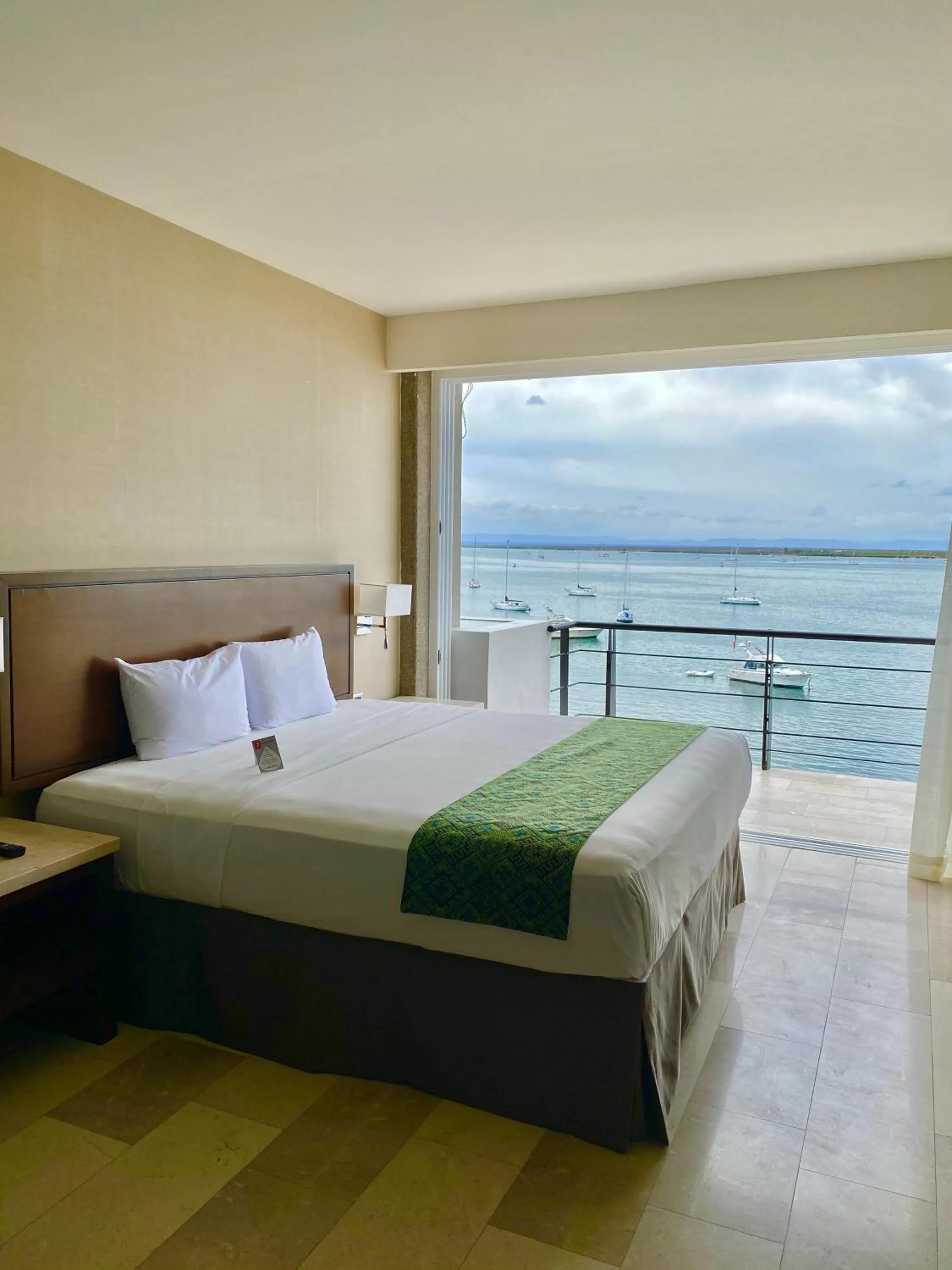 Bed in Seven Crown La Paz Malecon