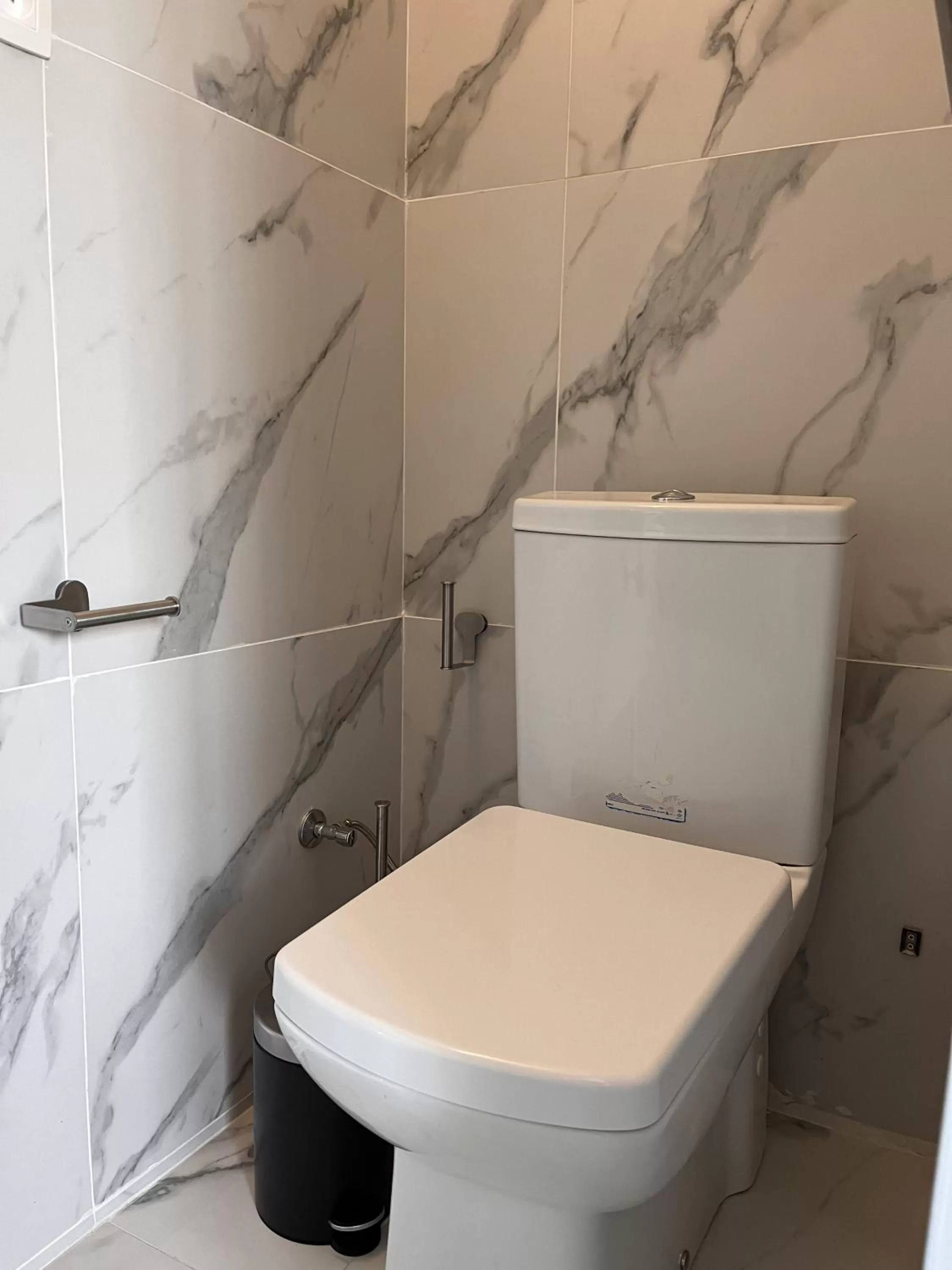 Toilet in Hôtel La Pièce