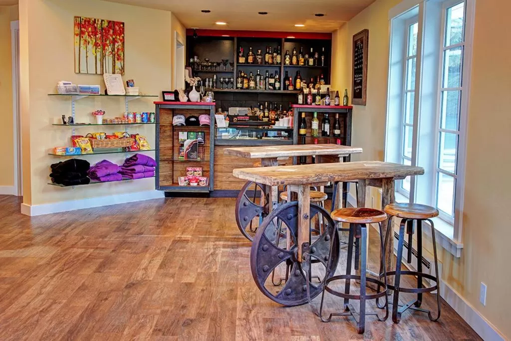 On-site shops in Anacortes Ship Harbor Inn