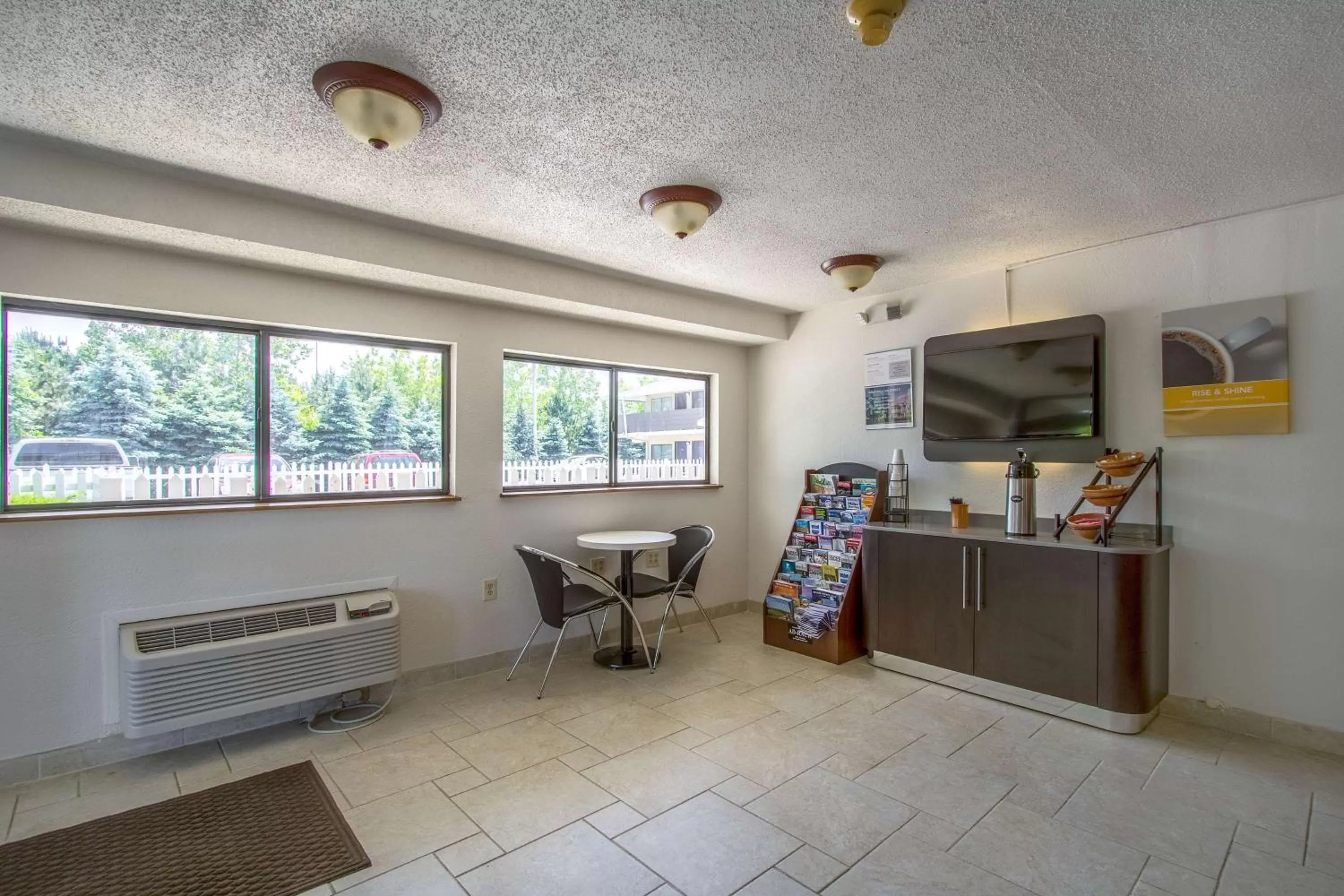 Communal lounge/ TV room in Motel 6-Ashland, OH