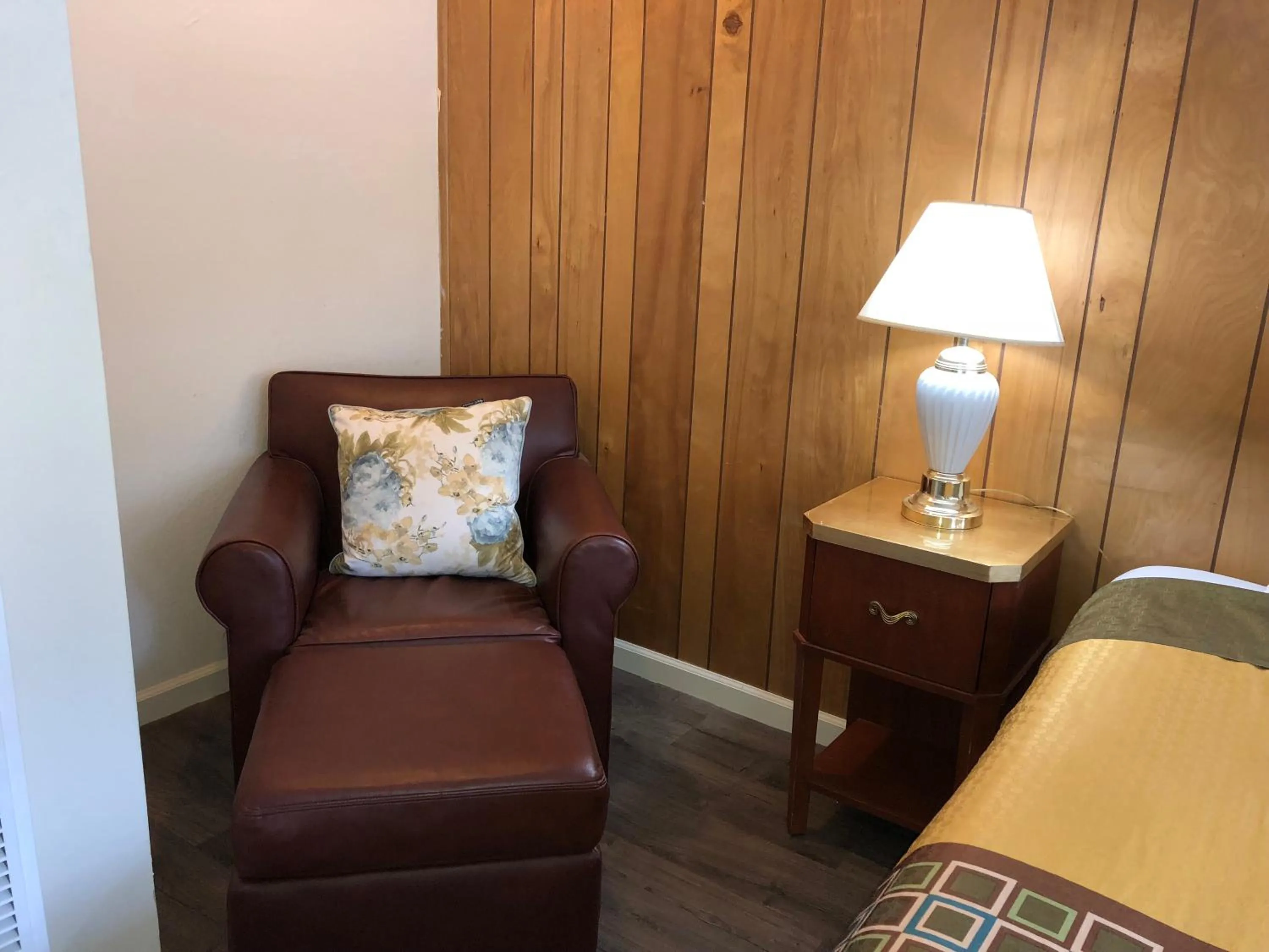Seating area in Cedar Inn & Suites