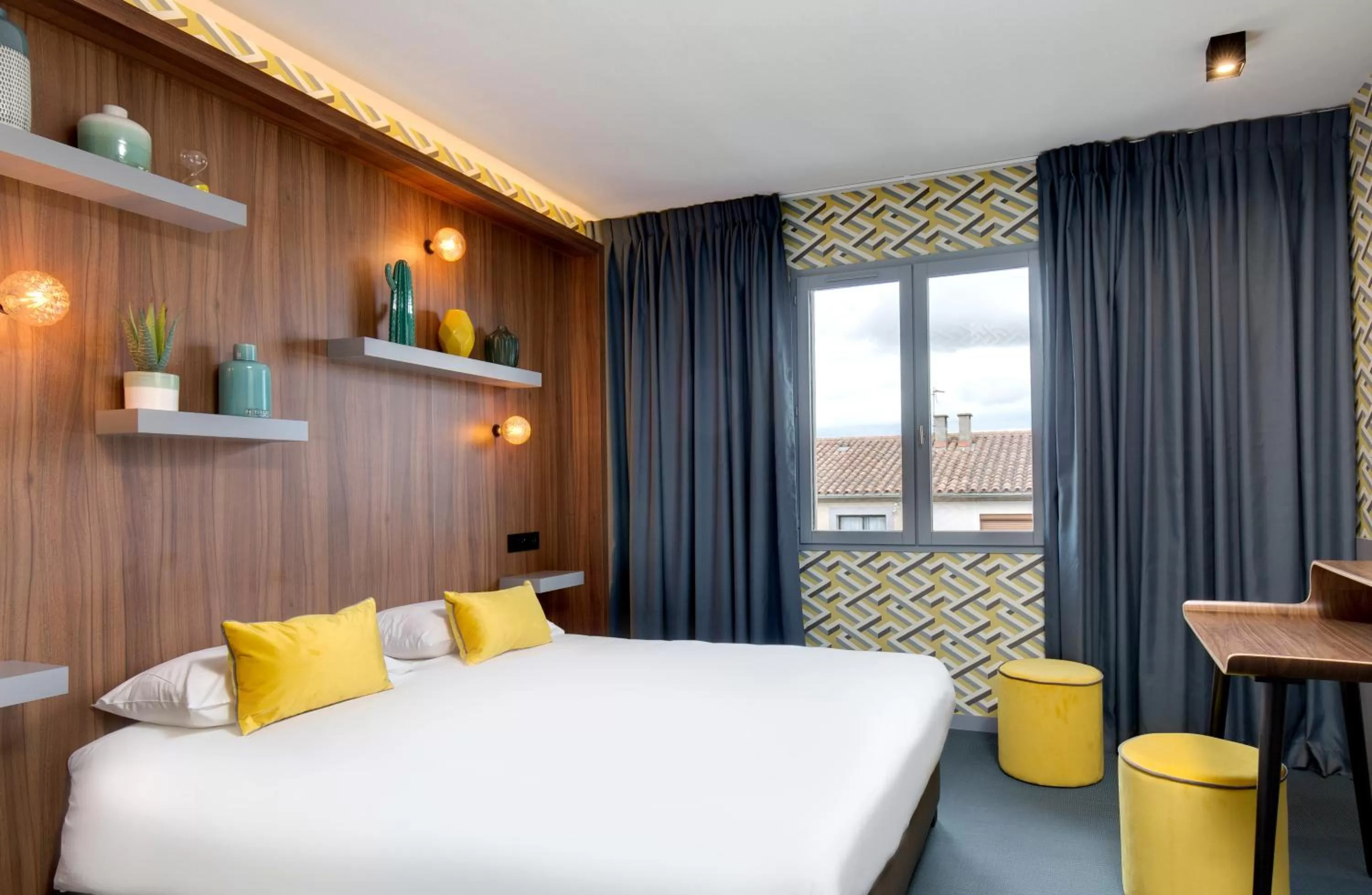 Photo of the whole room, Bed in Hôtel Montmorency & Spa