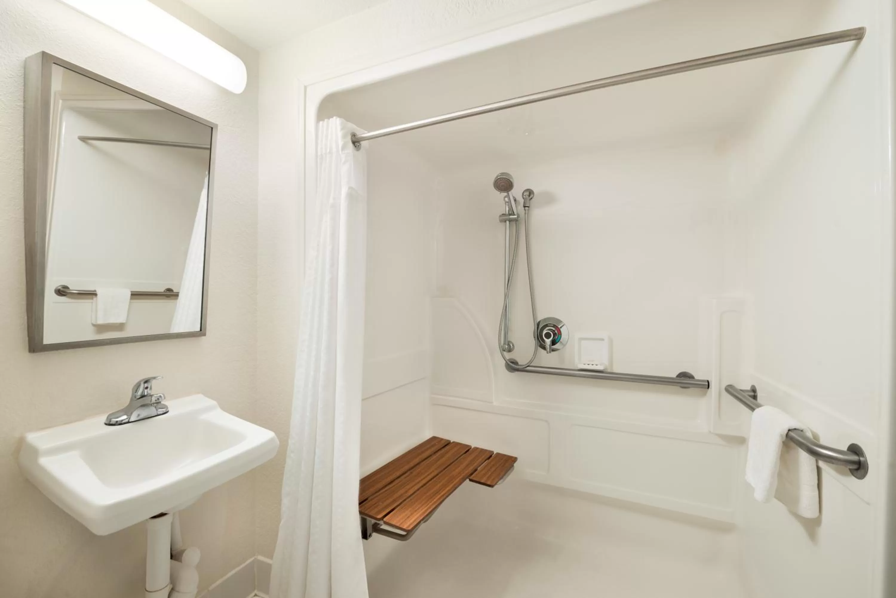 King Room with Bath Tub - Mobility Accessible/Non-Smoking in Wyndham Garden Tallahassee Capitol Near FSU