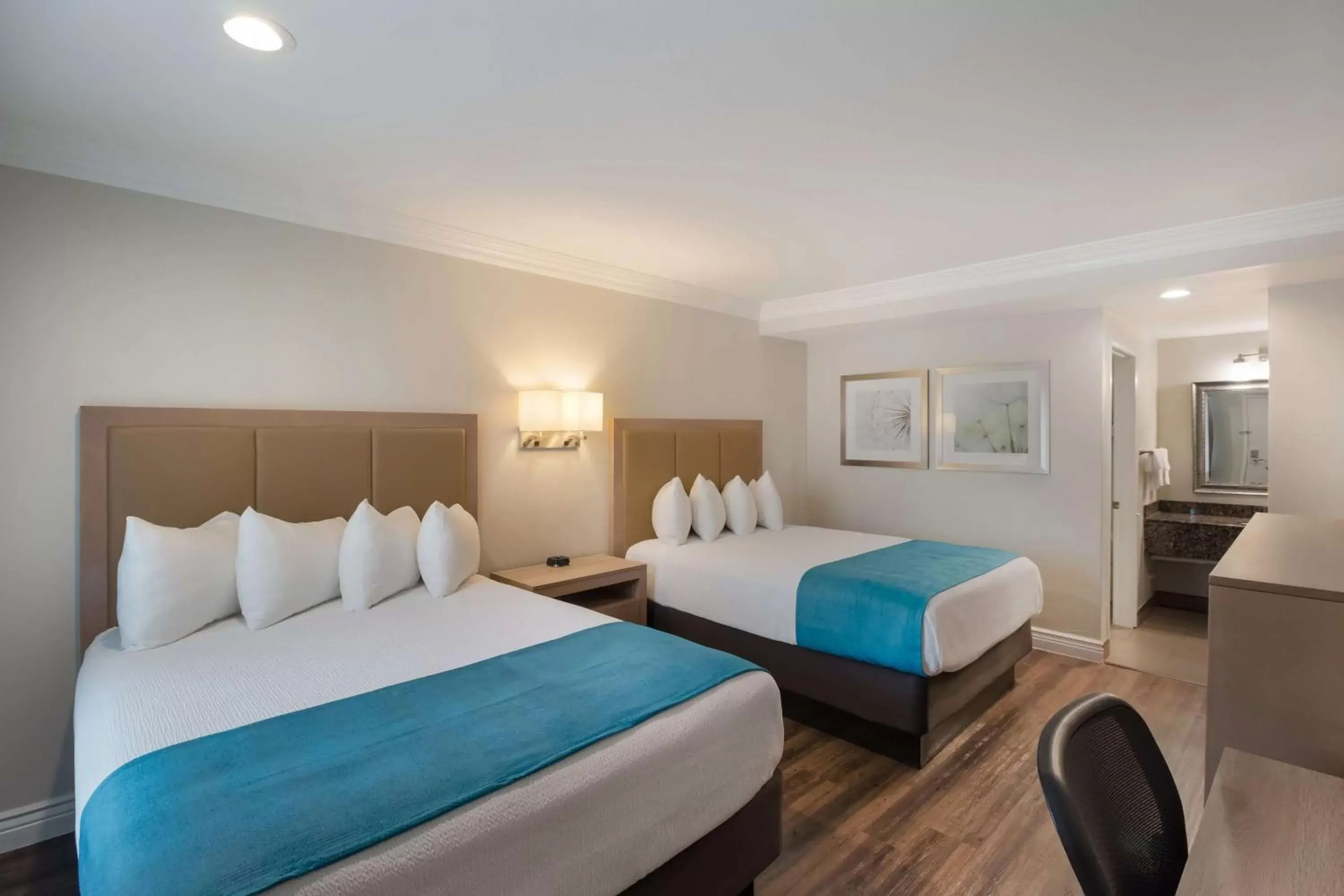 Queen Suite with Two Queen Beds in Best Western Woodland Hills Queen Suite with Two Queen Beds in Best Western Woodland Hills